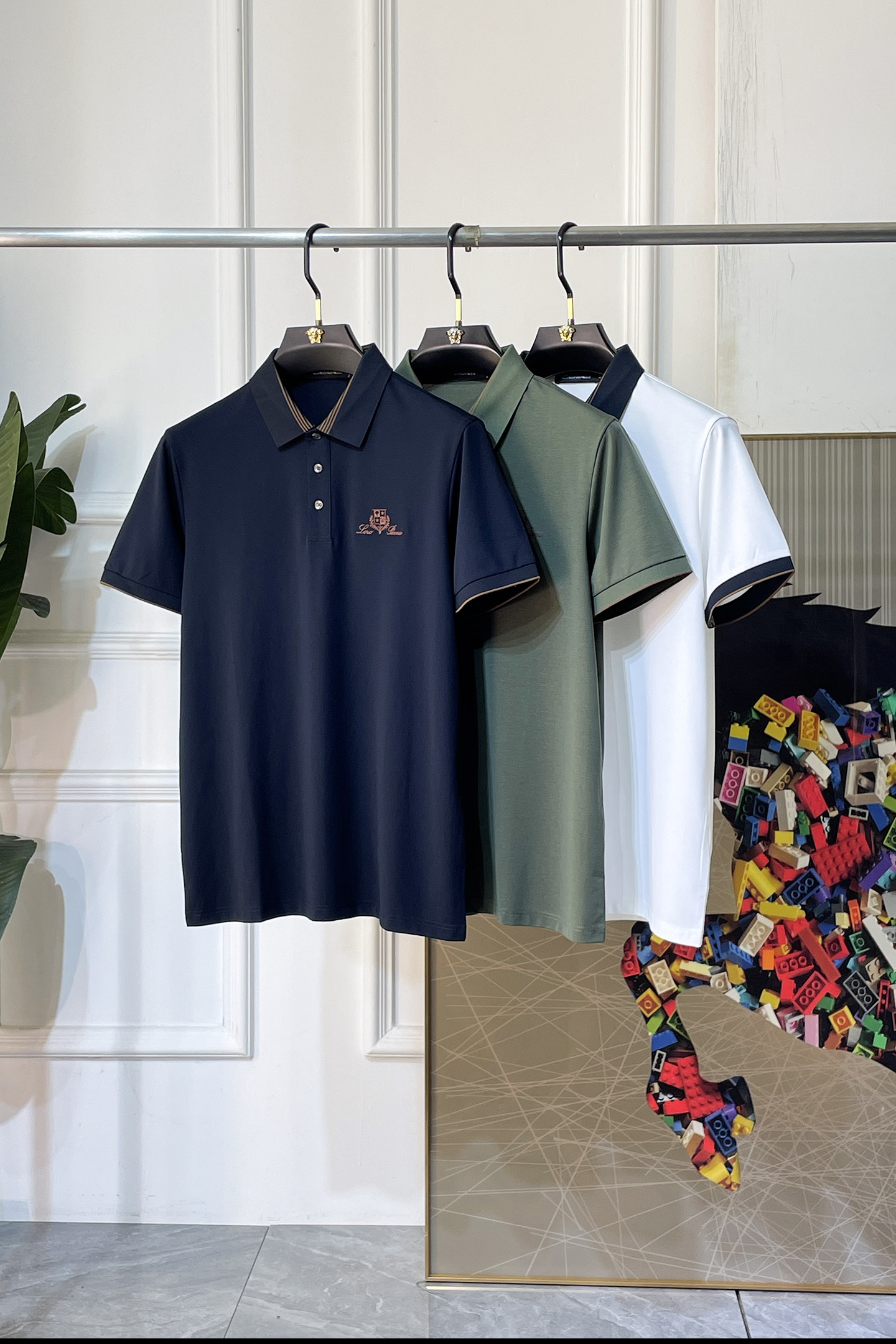 NO:838384,LP Nuoyo - 2026ss New Year of the Horse spring and summer new polo collar short-sleeved series. Selected high-quality long-staple cotton fabrics, fashionable big-name element logo design, awesome upper body shape, fine, comfortable and breathable fabrics, super good-looking and a must-have for fashionable men with any combination!  Sizes M-3XL can fit up to 200 pounds!  ,,loro piana,T-shirt,19860909LP诺悠- 2026ss马年春夏新款polo领短袖系列.精选优质长绒棉面料,时尚大牌元素logo设计,上身版型超赞,面料细腻舒适透气,随意搭配都超级好看时尚型男必备款哦！尺码M-3XL 最大可穿200斤！,,loro piana,T-shirt,,Men's clothing