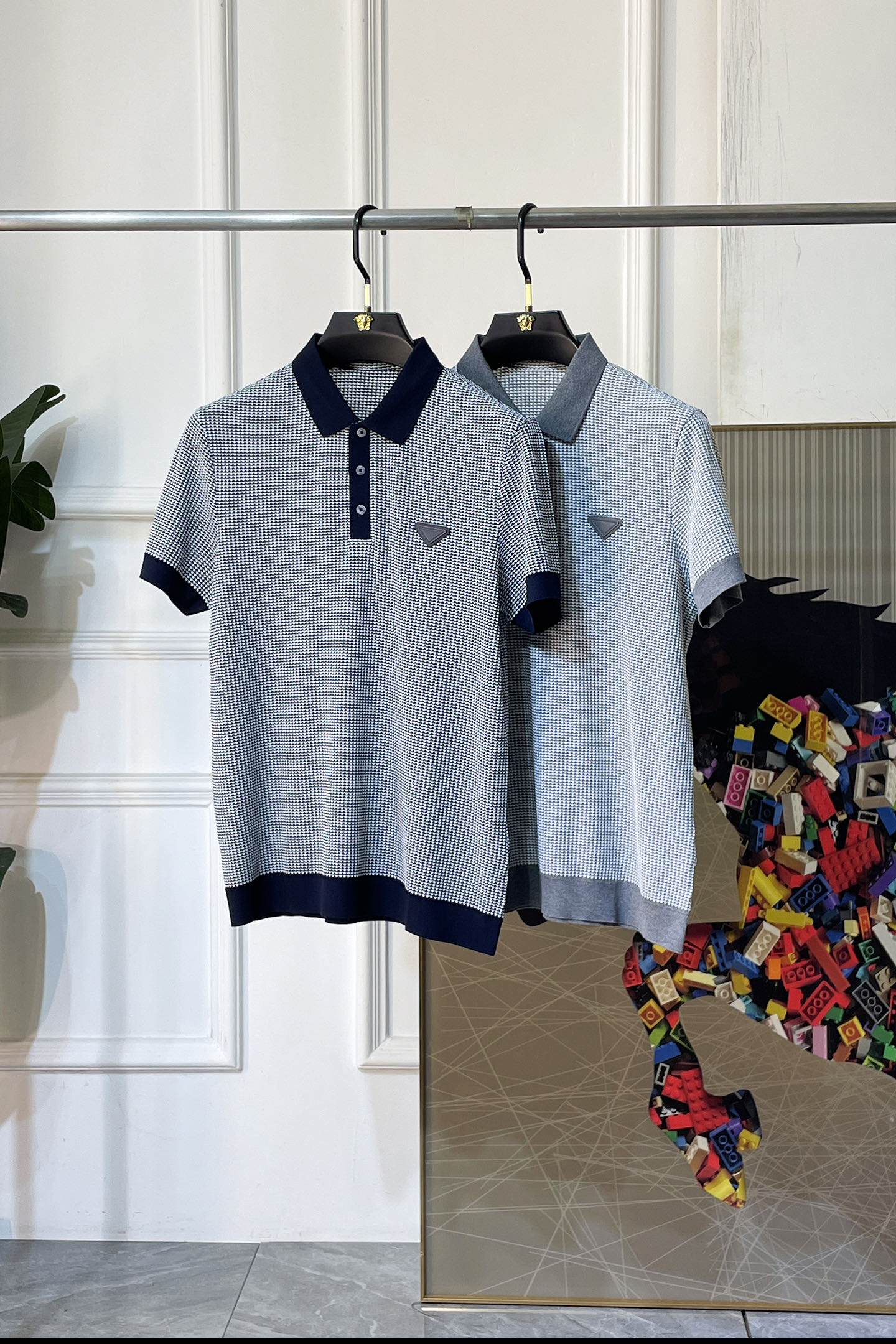 NO:838395,Prada - 2026ss New Year of the Horse spring and summer new polo collar short-sleeved series. Selected high-quality silk cotton fabrics, fashionable big-name element logo design, awesome upper body shape, fine, comfortable and breathable fabrics, super good-looking with any combination, a must-have for fashionable men!  Sizes M-3XL can fit up to 200 pounds!  ,,prada,T-shirt,19860909普拉达- 2026ss马年春夏新款polo领短袖系列.精选优质蚕丝棉面料,时尚大牌元素logo设计,上身版型超赞,面料细腻舒适透气,随意搭配都超级好看时尚型男必备款哦！尺码M-3XL 最大可穿200斤！,,prada,T-shirt,,Men's clothing