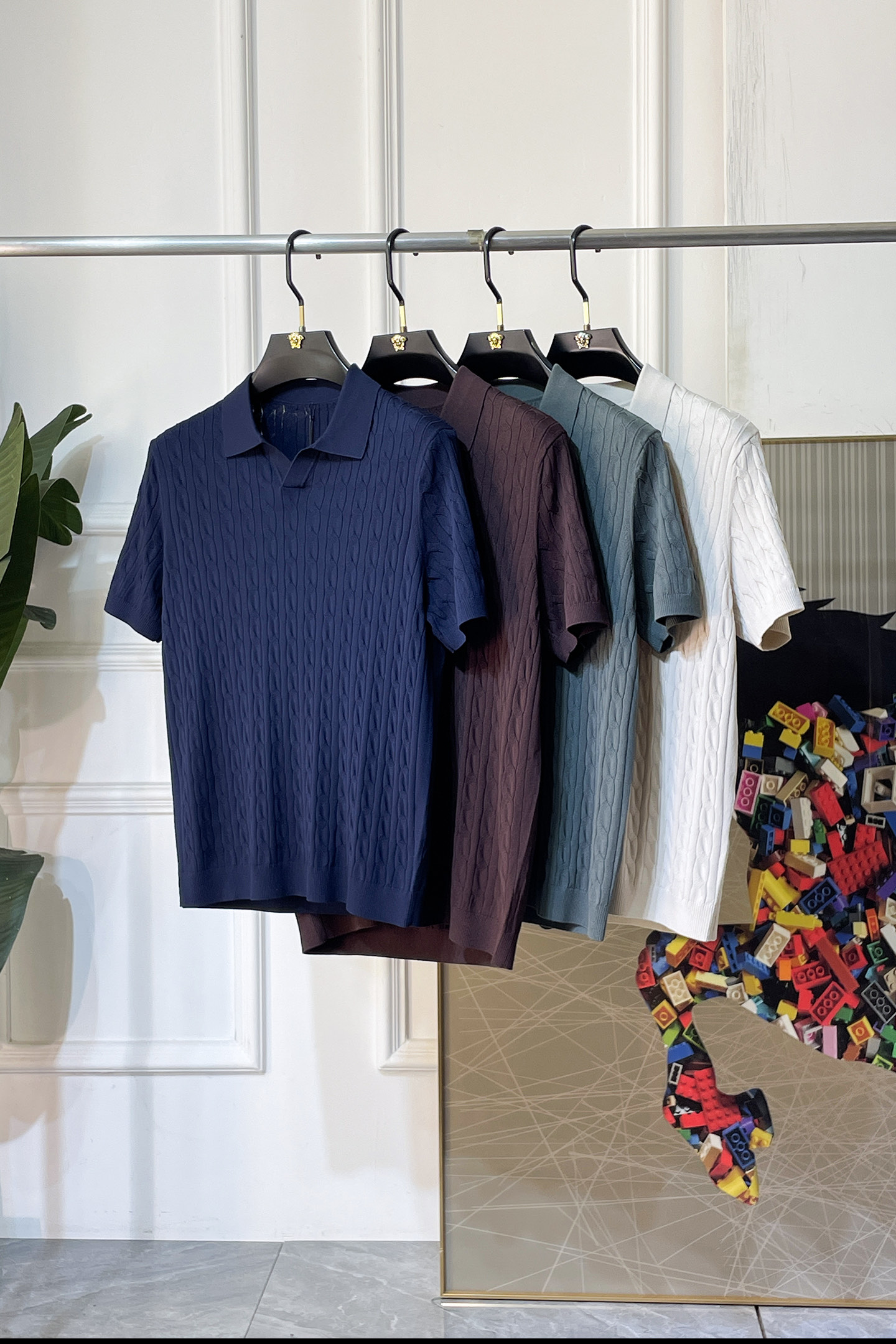 NO:840715,LP Noyo - 2026ss Year of the Horse Spring and Summer's latest popular high-quality knitted short-sleeved T-shirt, customized imported soft silk cotton fabric, embellished with fashionable big-name element logos, breathable fabric, delicate and soft texture, cool and smooth against the body. Moisture-wicking, simple and elegant yet fashionable, three-dimensional cutting, super stylish upper body!  A must-have for fashionistas, sizes M-3XL, can be worn up to 190 pounds!  ,,loro piana,T-shirt,tees,t-shirt,19860909LP诺悠 - 2026ss马年春夏最新大爆款精品针织短袖T恤,定制进口轻柔蚕丝棉面料,时尚大牌元素logo点缀,会呼吸的面料,质感细腻柔软,贴身冰爽顺滑.吸湿排汗,简约大方又不失时尚,版型立体裁剪,上身超有型！时尚潮人必备款 尺码M-3XL 最大可穿可穿190斤！,,loro piana,T-shirt,tees，t-shirt,,Men's clothing
