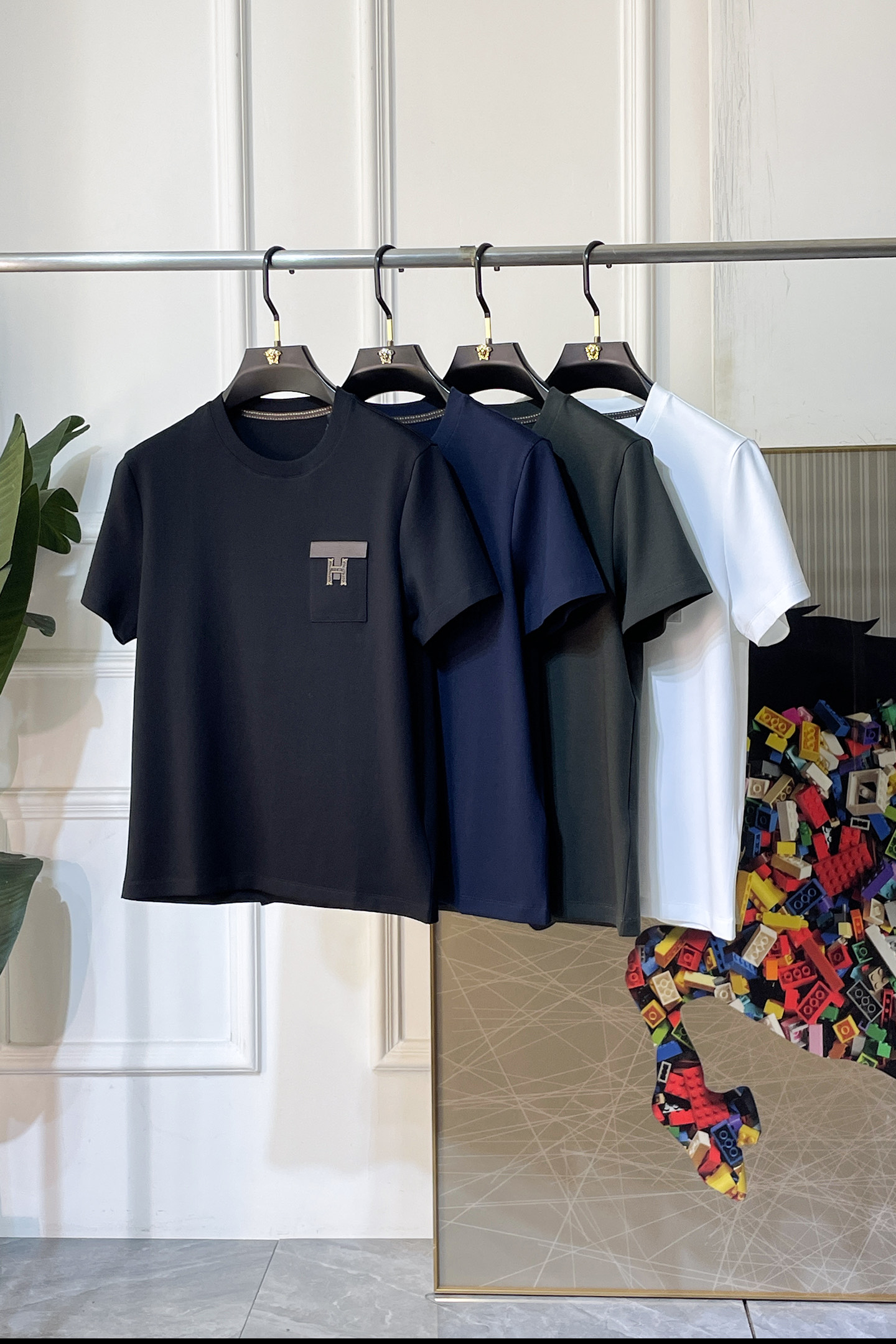 NO:849298,Hermès - 2026ss Year of the Horse Spring and Summer high-quality short-sleeved T-shirts. Official website synchronization. High-end quality. Customized top-grade mercerized cotton fabric, 1:1 production by top manufacturers, fashionable brand heavy craftsmanship logo design, soft and delicate feel. Skin-friendly and comfortable to wear. Versatile and casual. The upper body is very good. Handsome. A must-have for trendy men. Sizes M-3XL. Can wear up to 200 pounds!  ,,hermes,T-shirt,tees,t-shirt,19860909爱玛仕 - 2026ss马年贺岁款春夏精品短袖T恤 官网同步 高端品质 定制顶级丝光棉面料,顶级大厂1:1制作,时尚大牌重工艺logo设计,手感柔软细腻 穿着亲肤舒适 百搭休闲 上身非常赞 帅气 潮男必备品 尺码M-3XL 最大可穿200斤！,,hermes,T-shirt,tees，t-shirt,,Men's clothing