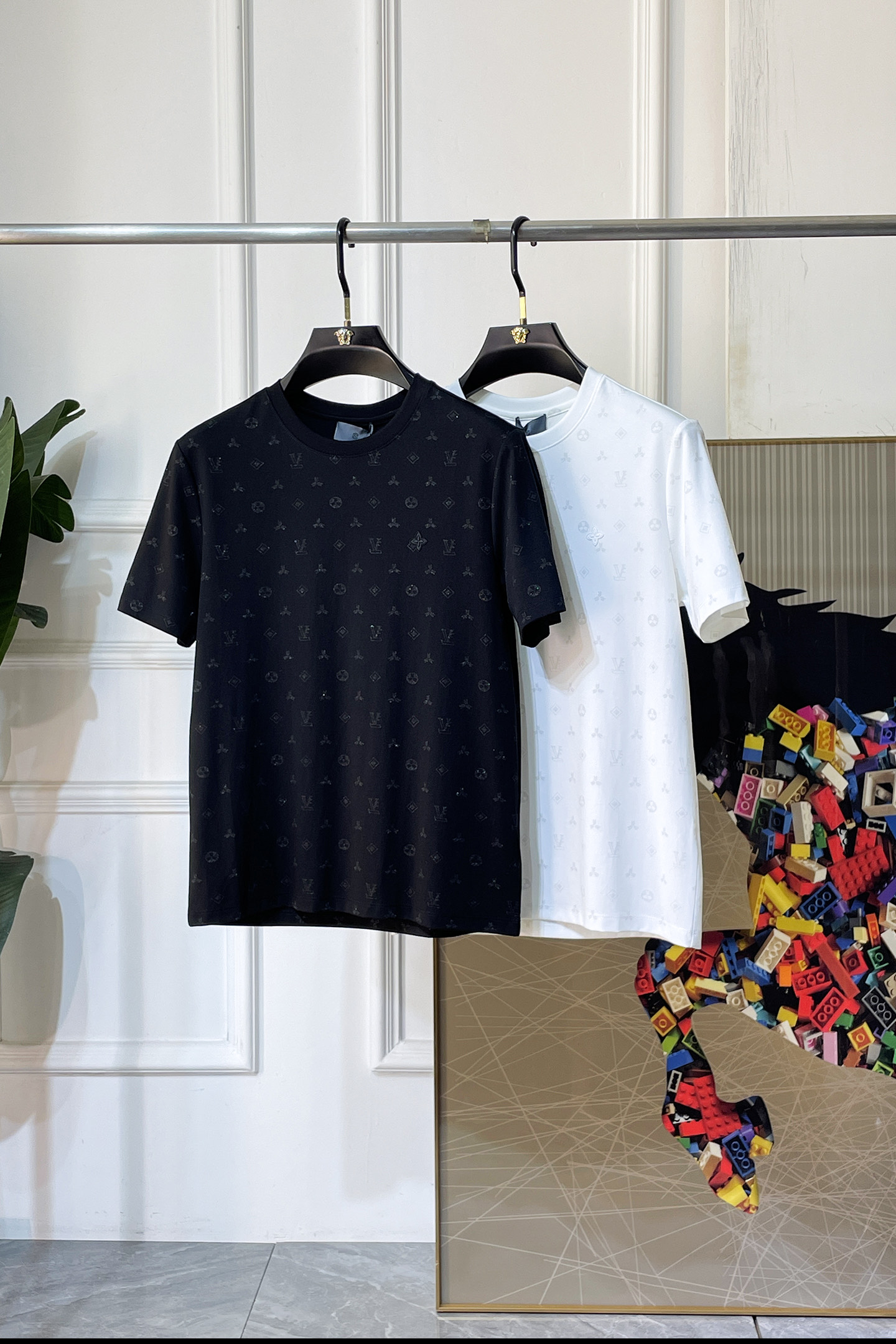NO:833654,LV - 2026ss Spring and Summer high-quality short-sleeved T-shirt for the Year of the Horse, synchronized with the official website, high-end quality, custom-made top-grade mercerized cotton fabric, 1:1 production by top manufacturers, fashionable brand heavy craftsmanship logo design, soft and delicate feel, skin-friendly and comfortable to wear, versatile and casual, the upper body is very good, handsome, a must-have for trendy men, sizes L-4XL, can wear up to 190 pounds!  ,,louis vuitton,T-shirt,tees,t-shirt,19860909LV - 2026ss马年贺岁款春夏精品短袖T恤 官网同步 高端品质 定制顶级丝光棉面料,顶级大厂1:1制作,时尚大牌重工艺logo设计,手感柔软细腻 穿着亲肤舒适 百搭休闲 上身非常赞 帅气 潮男必备品 尺码L-4XL 最大可穿190斤！,,louis vuitton,T-shirt,tees，t-shirt,,Men's clothing