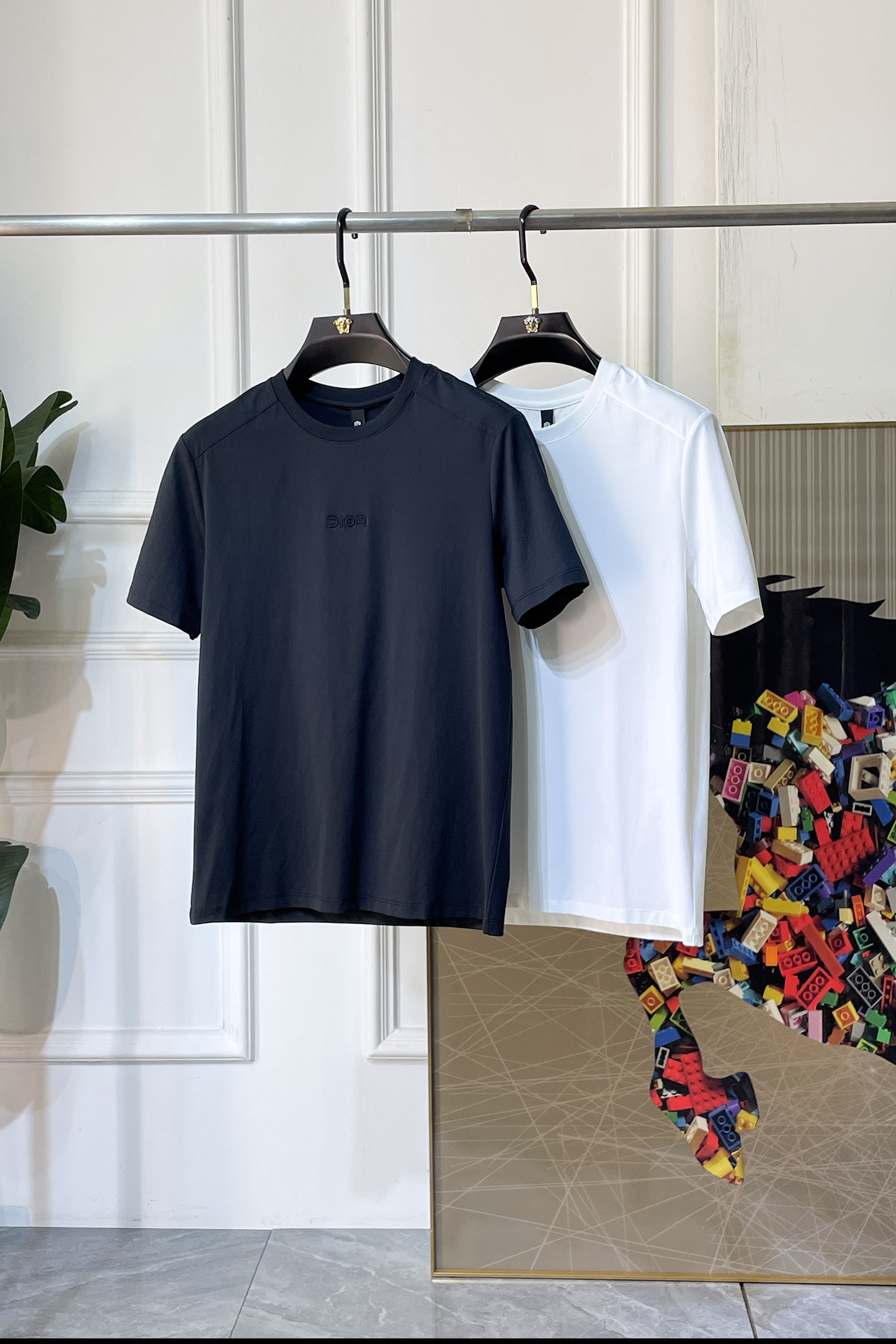 NO:833660,Dior - 2026ss Spring and Summer high-quality short-sleeved T-shirt for the Year of the Horse. Official website synchronization. High-end quality. Customized top-grade mercerized cotton fabric, 1:1 production by top manufacturers, fashionable brand heavy craftsmanship logo design, soft and delicate feel. Skin-friendly and comfortable to wear. Versatile and casual. The upper body is very good. Handsome. A must-have for trendy men. Sizes L-4XL. Can wear up to 190 pounds!  ,,dior,T-shirt,tees,t-shirt,19860909迪奥 - 2026ss马年贺岁款春夏精品短袖T恤 官网同步 高端品质 定制顶级丝光棉面料,顶级大厂1:1制作,时尚大牌重工艺logo设计,手感柔软细腻 穿着亲肤舒适 百搭休闲 上身非常赞 帅气 潮男必备品 尺码L-4XL 最大可穿190斤！,,dior,T-shirt,tees，t-shirt,,Men's clothing