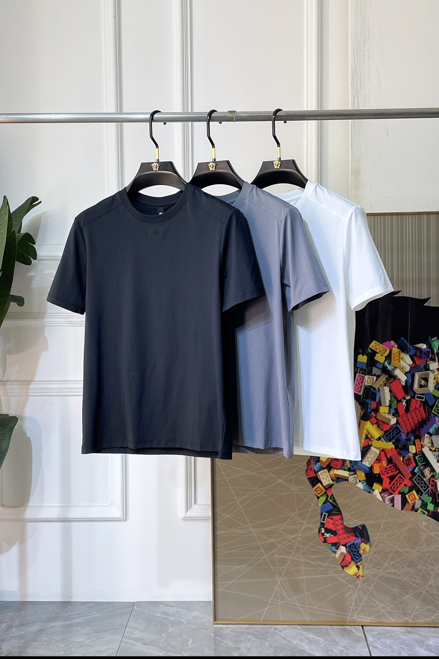 NO:833666,alo - 2026ss Spring and Summer high-quality short-sleeved T-shirt for the Year of the Horse, synchronized with the official website, high-end quality, customized top-grade mercerized cotton fabric, 1:1 production by top manufacturers, fashionable brand heavy craftsmanship logo design, soft and delicate feel, skin-friendly and comfortable to wear, versatile and casual, the upper body is very good, handsome, a must-have for trendy men, sizes L-4XL, can wear up to 190 pounds!  ,,T-shirt,tees,t-shirt,19860909alo - 2026ss马年贺岁款春夏精品短袖T恤 官网同步 高端品质 定制顶级丝光棉面料,顶级大厂1:1制作,时尚大牌重工艺logo设计,手感柔软细腻 穿着亲肤舒适 百搭休闲 上身非常赞 帅气 潮男必备品 尺码L-4XL 最大可穿190斤！,,T-shirt,tees，t-shirt,,Men's clothing