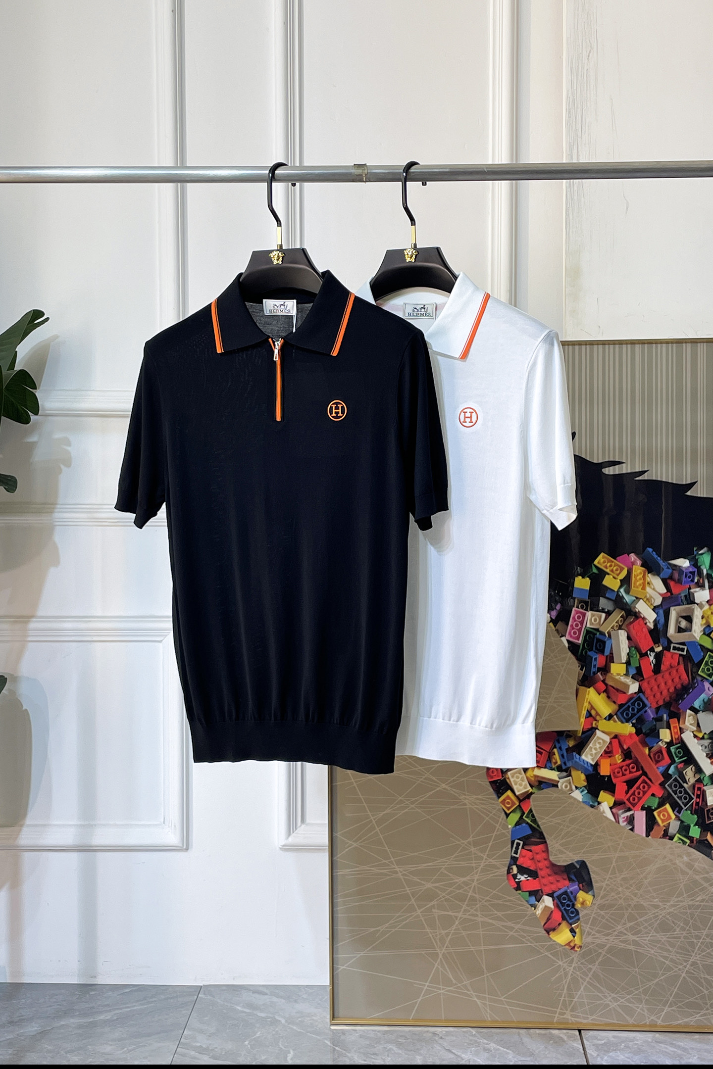 NO:838475,Hermès - 2026ss Year of the Horse spring and summer latest popular high-quality knitted short-sleeved T-shirt, customized imported soft Yilite fabric, embellished with fashionable big-name element logos, breathable fabric, delicate and soft texture, cool and smooth against the body. Moisture-wicking, simple and elegant yet fashionable, three-dimensional tailoring, super stylish upper body!  A must-have for fashionistas, sizes M-3XL, can be worn up to 190 pounds!  ,,hermes,T-shirt,tees,t-shirt,19860909爱玛仕- 2026ss马年春夏最新大爆款精品针织短袖T恤,定制进口轻柔伊力特面料,时尚大牌元素logo点缀,会呼吸的面料,质感细腻柔软,贴身冰爽顺滑.吸湿排汗,简约大方又不失时尚,版型立体裁剪,上身超有型！时尚潮人必备款 尺码M-3XL 最大可穿可穿190斤！,,hermes,T-shirt,tees，t-shirt,,Men's clothing