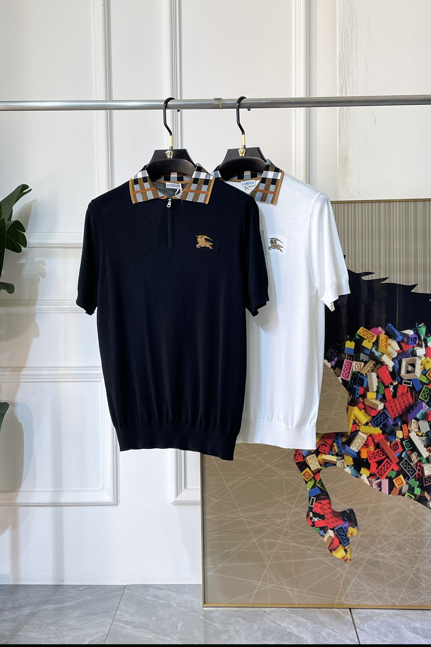 NO:838371,Burberry - 2026ss Year of the Horse Spring and Summer's latest hot-selling boutique knitted short-sleeved T-shirt, made of customized imported soft Yilite fabrics, embellished with fashionable big-name element logos, breathable fabrics, delicate and soft texture, cool and smooth against the body. Moisture-wicking, simple and elegant yet fashionable, three-dimensional tailoring, super stylish upper body!  A must-have for fashionistas. Available in sizes M-3XL, with a maximum wearable size!  ,,burberry,T-shirt,tees,t-shirt,19860909巴宝莉 - 2026ss马年春夏最新大爆款精品针织短袖T恤,定制进口轻柔伊力特面料,时尚大牌元素logo点缀,会呼吸的面料,质感细腻柔软,贴身冰爽顺滑.吸湿排汗,简约大方又不失时尚,版型立体裁剪,上身超有型！时尚潮人必备款 尺码M-3XL 最大可穿可穿斤！,,burberry,T-shirt,tees，t-shirt,,Men's clothing