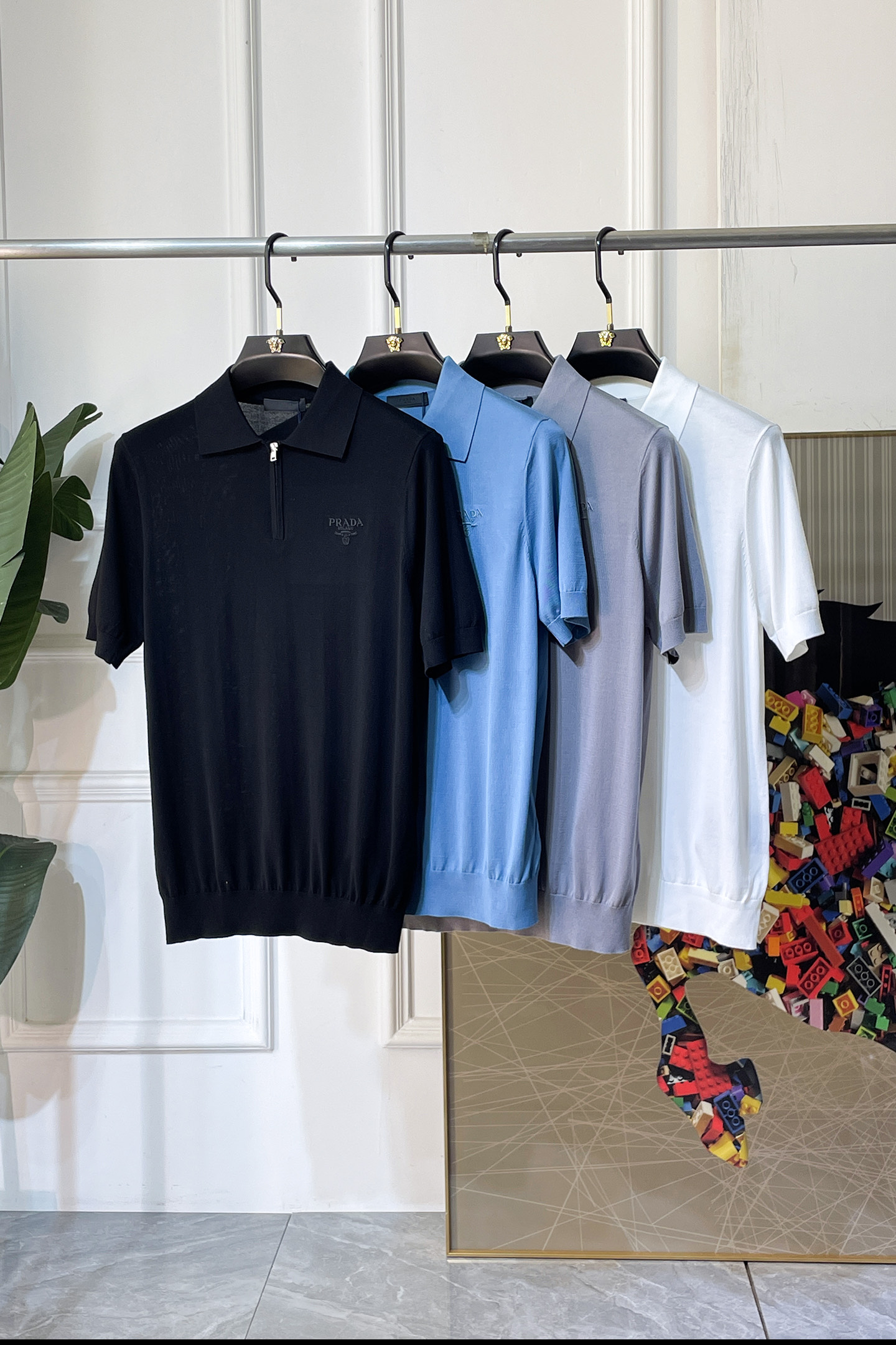 NO:840754,Prada - 2026ss Year of the Horse Spring and Summer's latest hot-selling high-quality knitted short-sleeved T-shirt, customized imported soft Yilite fabric, embellished with fashionable big-name element logos, breathable fabric, delicate and soft texture, cool and smooth against the body. Moisture-wicking, simple and generous yet fashionable, three-dimensional tailoring, super stylish upper body!  A must-have for fashionistas. Available in sizes M-3XL, with a maximum wearable size!  ,,prada,T-shirt,tees,t-shirt,19860909普拉达 - 2026ss马年春夏最新大爆款精品针织短袖T恤,定制进口轻柔伊力特面料,时尚大牌元素logo点缀,会呼吸的面料,质感细腻柔软,贴身冰爽顺滑.吸湿排汗,简约大方又不失时尚,版型立体裁剪,上身超有型！时尚潮人必备款 尺码M-3XL 最大可穿可穿斤！,,prada,T-shirt,tees，t-shirt,,Men's clothing