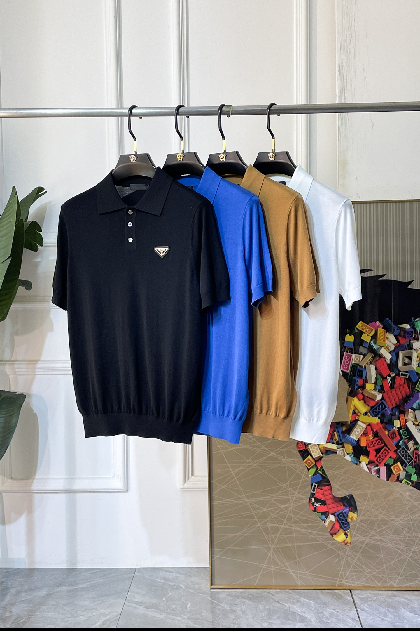 NO:838467,Prada - 2026ss Year of the Horse Spring and Summer's latest hot-selling high-quality knitted short-sleeved T-shirt, customized imported soft Yilite fabric, embellished with fashionable big-name element logos, breathable fabric, delicate and soft texture, cool and smooth against the body. Moisture-wicking, simple and generous yet fashionable, three-dimensional tailoring, super stylish upper body!  A must-have for fashionistas, sizes M-3XL, can be worn up to 190 pounds!  ,,prada,T-shirt,tees,t-shirt,19860909普拉达 - 2026ss马年春夏最新大爆款精品针织短袖T恤,定制进口轻柔伊力特面料,时尚大牌元素logo点缀,会呼吸的面料,质感细腻柔软,贴身冰爽顺滑.吸湿排汗,简约大方又不失时尚,版型立体裁剪,上身超有型！时尚潮人必备款 尺码M-3XL 最大可穿可穿190斤！,,prada,T-shirt,tees，t-shirt,,Men's clothing