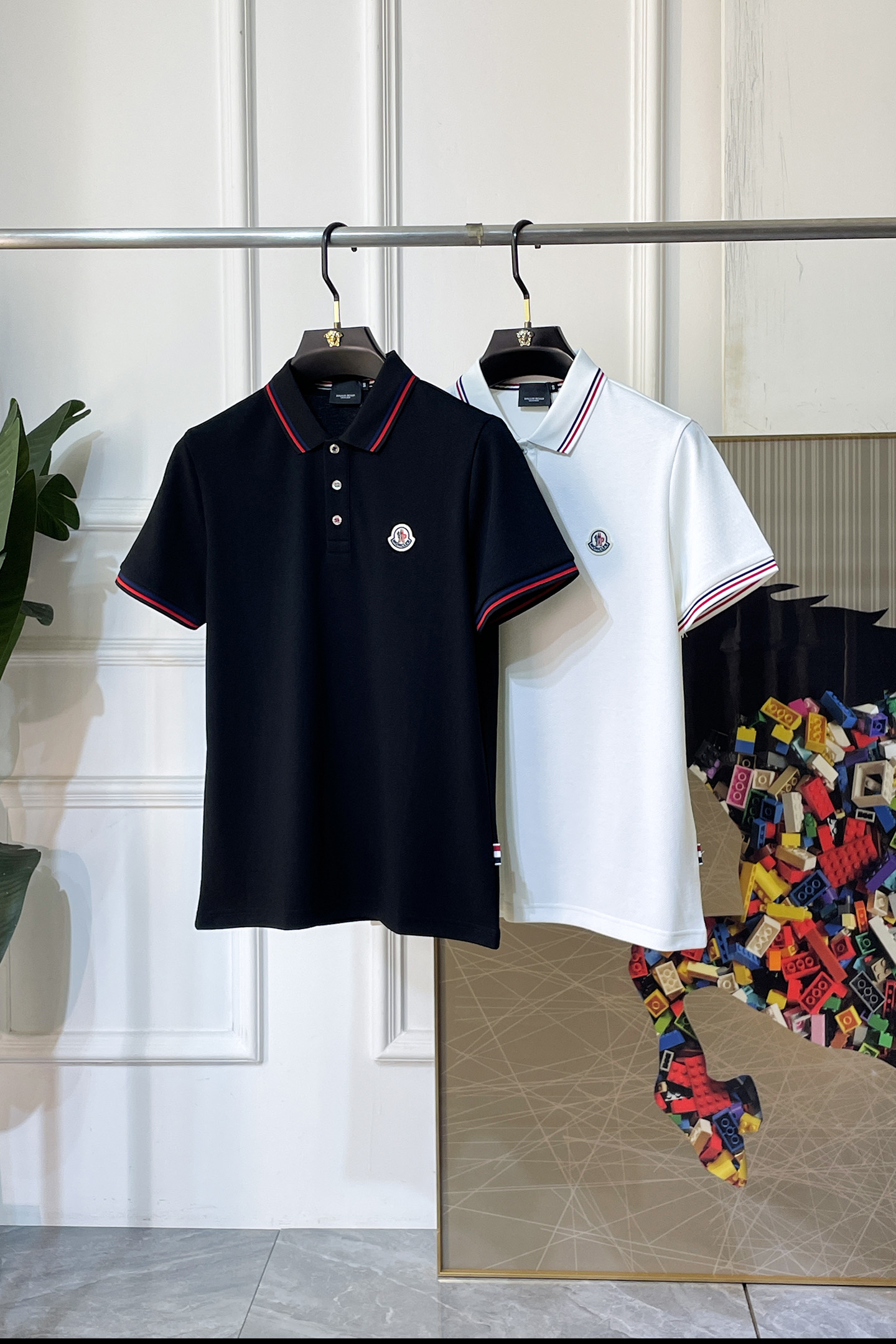 NO:847833,Meng Mouth - 2026ss New Year of the Horse spring and summer new polo collar short-sleeved series. Selected high-quality double mercerized pique cotton fabrics, fashionable big-name element logo design, awesome upper body shape, fine, comfortable and breathable fabrics, super good-looking and a must-have for fashionable men with any combination!  Sizes M-3XL can fit up to 200 pounds!  ,,Moncler,T-shirt,19860909蒙口- 2026ss马年春夏新款polo领短袖系列.精选优质双丝光珠地棉面料,时尚大牌元素logo设计,上身版型超赞,面料细腻舒适透气,随意搭配都超级好看时尚型男必备款哦！尺码M-3XL 最大可穿200斤！,,Moncler,T-shirt,,Men's clothing