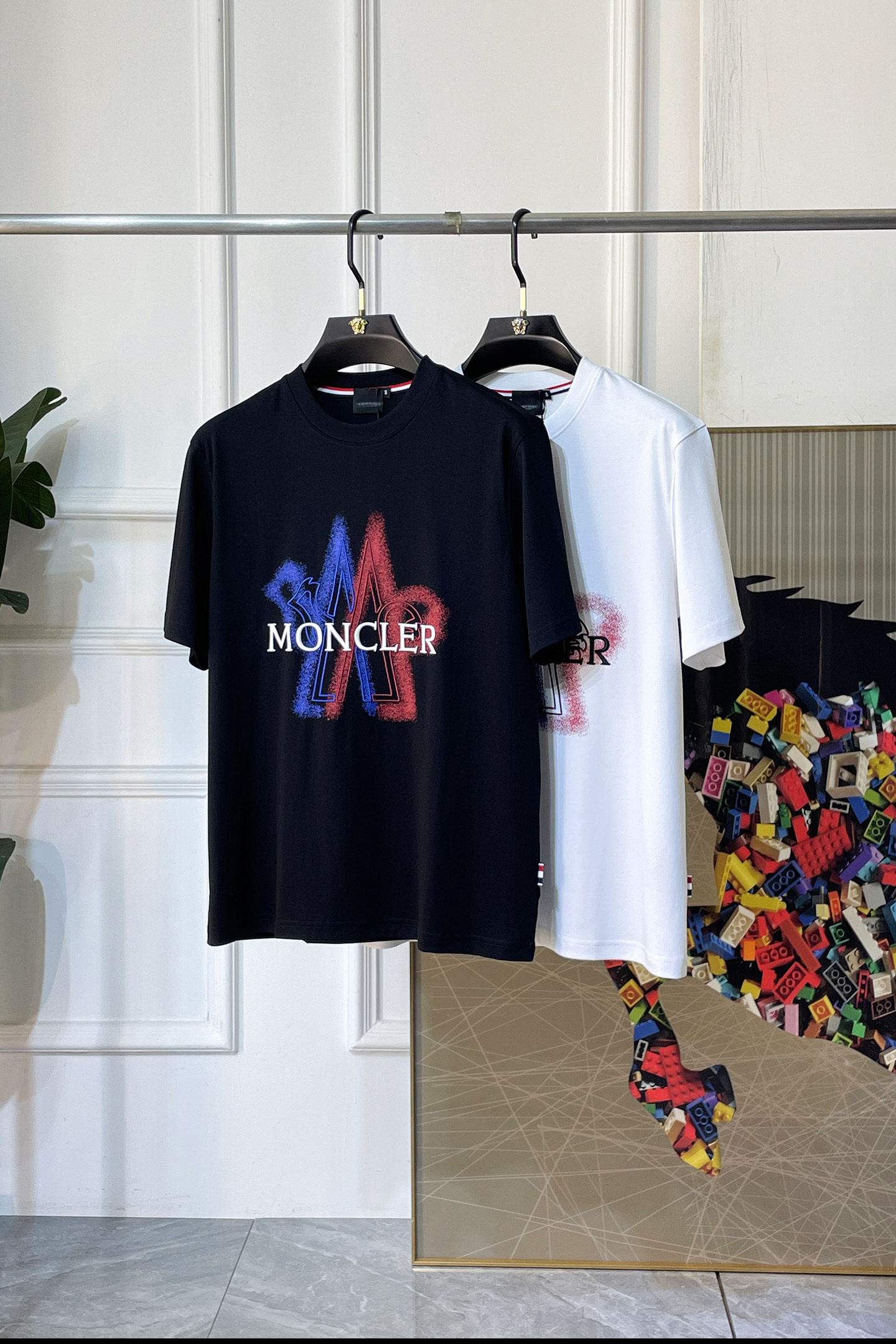 NO:840736,Mengkou - 2026ss Spring and Summer high-quality short-sleeved T-shirt for the Year of the Horse. Official website synchronization. High-end quality. Customized top-grade double mercerized cotton fabric, 1:1 production by top manufacturers, fashionable brand heavy craftsmanship logo design, soft and delicate feel. Skin-friendly and comfortable to wear. Versatile and casual. The upper body is very good. Handsome. A must-have for trendy men. Sizes M-3XL. Can wear up to 200 pounds!  ,,Moncler,T-shirt,tees,t-shirt,19860909蒙口- 2026ss马年贺岁款春夏精品短袖T恤 官网同步 高端品质 定制顶级双丝光棉面料,顶级大厂1:1制作,时尚大牌重工艺logo设计,手感柔软细腻 穿着亲肤舒适 百搭休闲 上身非常赞 帅气 潮男必备品 尺码M-3XL 最大可穿200斤！,,Moncler,T-shirt,tees，t-shirt,,Men's clothing