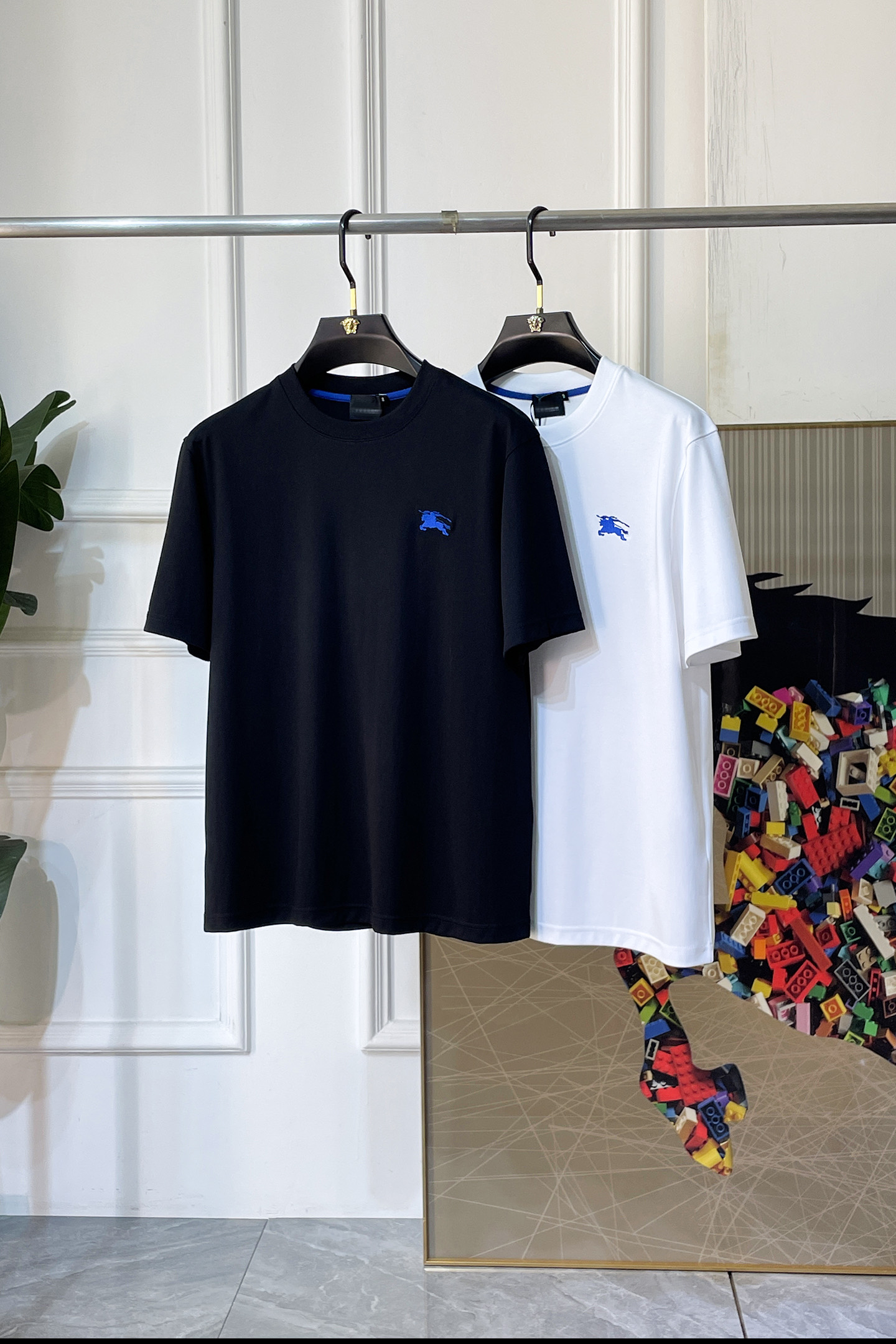 NO:838362,Burberry - 2026ss Year of the Horse Spring and Summer boutique short-sleeved T-shirt. Official website synchronization. High-end quality. Customized top-grade mercerized cotton fabric, 1:1 production by top manufacturers, fashionable brand heavy craftsmanship logo design, soft and delicate feel. Skin-friendly and comfortable to wear. Versatile and casual. The upper body is very good. Handsome. A must-have for trendy men. Size M-3XL. Can wear up to 200 pounds!  ,,burberry,T-shirt,tees,t-shirt,19860909巴宝莉 - 2026ss马年贺岁款春夏精品短袖T恤 官网同步 高端品质 定制顶级丝光棉面料,顶级大厂1:1制作,时尚大牌重工艺logo设计,手感柔软细腻 穿着亲肤舒适 百搭休闲 上身非常赞 帅气 潮男必备品 尺码M-3XL 最大可穿200斤！,,burberry,T-shirt,tees，t-shirt,,Men's clothing
