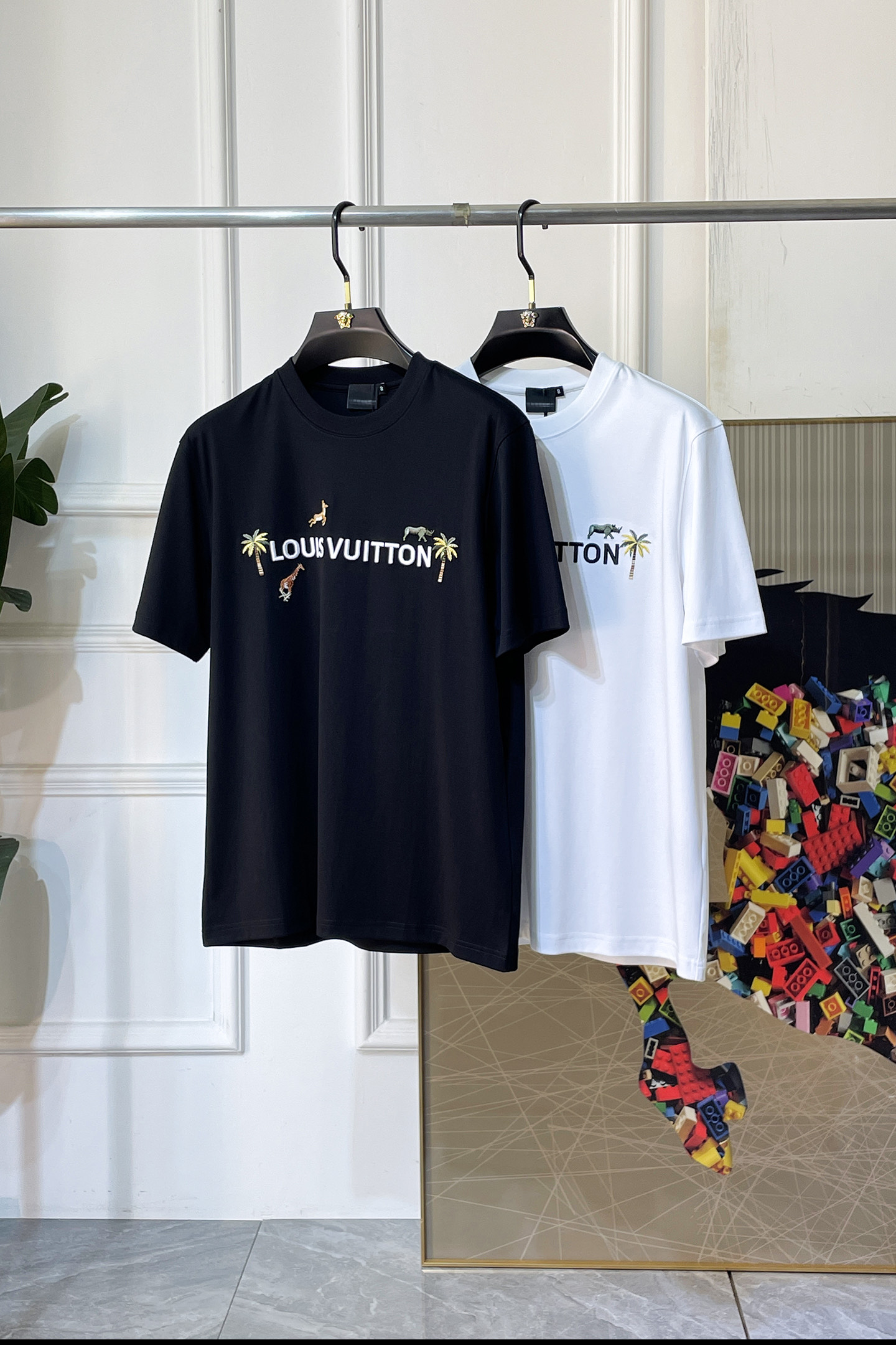 NO:838367,LV - 2026ss Spring and Summer high-quality short-sleeved T-shirt for the Year of the Horse, synchronized with the official website, high-end quality, customized top-grade mercerized cotton fabric, 1:1 production by top manufacturers, fashionable brand heavy craftsmanship logo design, soft and delicate feel, skin-friendly and comfortable to wear, versatile and casual, the upper body is very good, handsome, a must-have for trendy men, sizes M-3XL, can wear up to 200 pounds!  ,,louis vuitton,T-shirt,tees,t-shirt,19860909LV - 2026ss马年贺岁款春夏精品短袖T恤 官网同步 高端品质 定制顶级丝光棉面料,顶级大厂1:1制作,时尚大牌重工艺logo设计,手感柔软细腻 穿着亲肤舒适 百搭休闲 上身非常赞 帅气 潮男必备品 尺码M-3XL 最大可穿200斤！,,louis vuitton,T-shirt,tees，t-shirt,,Men's clothing
