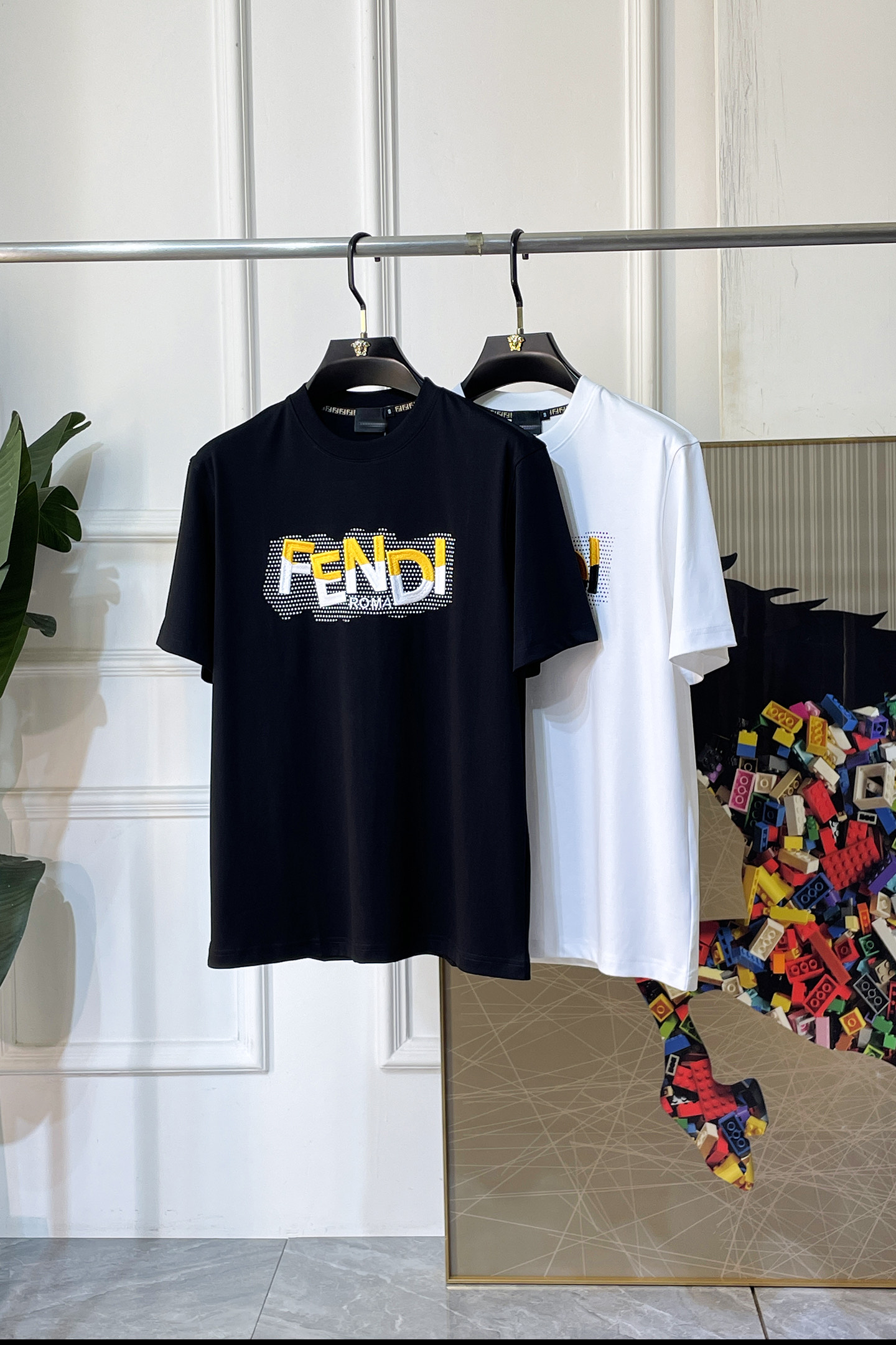 NO:840740,Fendi - 2026ss Spring and Summer high-quality short-sleeved T-shirt for the Year of the Horse. Official website synchronization. High-end quality. Customized top-grade double mercerized cotton fabric, 1:1 production by top manufacturers, fashionable brand heavy craftsmanship logo design, soft and delicate feel. Skin-friendly and comfortable to wear. Versatile and casual. The upper body is very good. Handsome. A must-have for trendy men. Sizes M-3XL. Maximum weight can be worn!  ,,fendi,T-shirt,tees,t-shirt,19860909芬迪- 2026ss马年贺岁款春夏精品短袖T恤 官网同步 高端品质 定制顶级双丝光棉面料,顶级大厂1:1制作,时尚大牌重工艺logo设计,手感柔软细腻 穿着亲肤舒适 百搭休闲 上身非常赞 帅气 潮男必备品 尺码M-3XL 最大可穿斤！,,fendi,T-shirt,tees，t-shirt,,Men's clothing