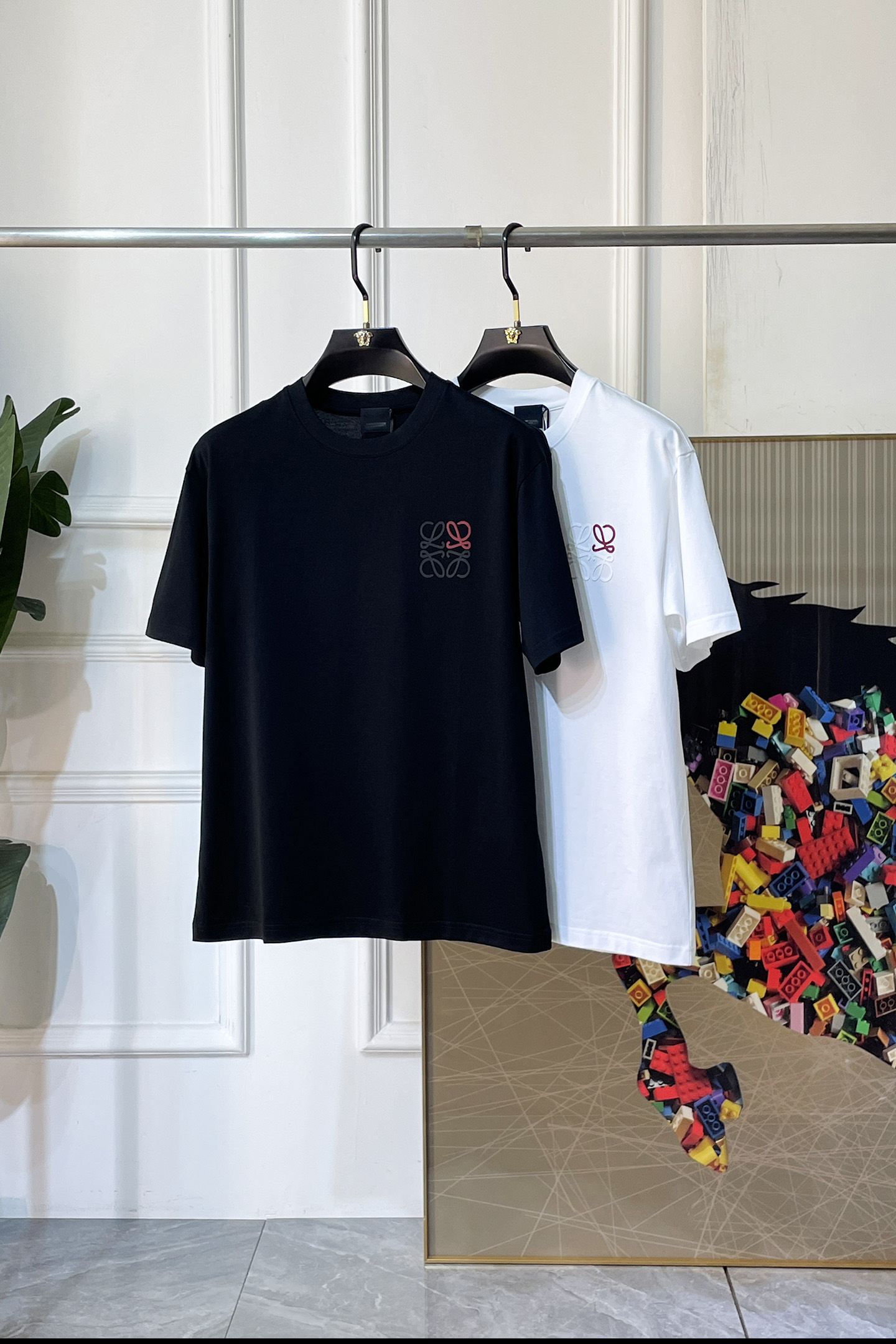 NO:849296,Luo Yiwei - 2026ss Year of the Horse Spring and Summer high-quality short-sleeved T-shirts. Official website synchronization. High-end quality. Customized top-grade double mercerized cotton fabric, 1:1 production by top manufacturers, fashionable brand heavy craftsmanship logo design, soft and delicate feel. Skin-friendly and comfortable to wear. Versatile and casual. The upper body is very good. Handsome. A must-have for trendy men. Sizes M-3XL. Can wear up to 200 pounds!  ,,loewe,T-shirt,tees,t-shirt,19860909罗意威- 2026ss马年贺岁款春夏精品短袖T恤 官网同步 高端品质 定制顶级双丝光棉面料,顶级大厂1:1制作,时尚大牌重工艺logo设计,手感柔软细腻 穿着亲肤舒适 百搭休闲 上身非常赞 帅气 潮男必备品 尺码M-3XL 最大可穿200斤！,,loewe,T-shirt,tees，t-shirt,,Men's clothing