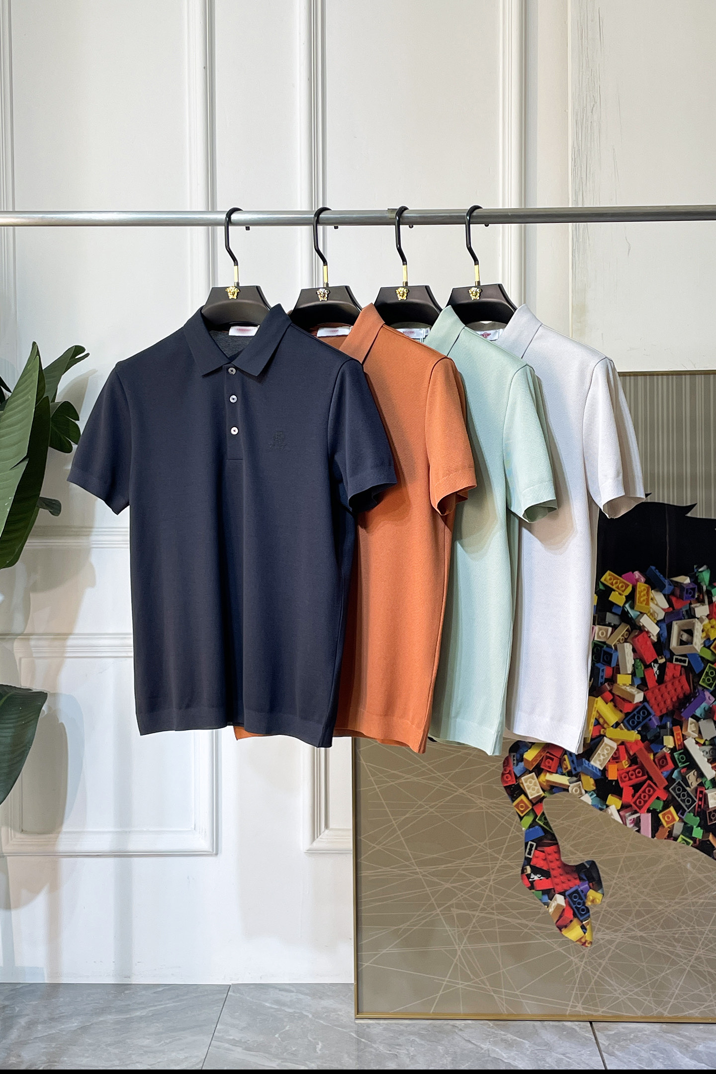 NO:833628,LP Nuoyo - 2026ss New Year of the Horse spring and summer new polo collar short-sleeved series. Selected high-quality mercerized pearl cotton fabrics, fashionable big-name element logo design, awesome upper body shape, fine, comfortable and breathable fabrics, super good-looking and a must-have for fashionable men with any combination!  Sizes M-3XL can fit up to 200 pounds!  ,,loro piana,T-shirt,19860909LP诺悠- 2026ss马年春夏新款polo领短袖系列.精选优质丝光珠地棉面料,时尚大牌元素logo设计,上身版型超赞,面料细腻舒适透气,随意搭配都超级好看时尚型男必备款哦！尺码M-3XL 最大可穿200斤！,,loro piana,T-shirt,,Men's clothing