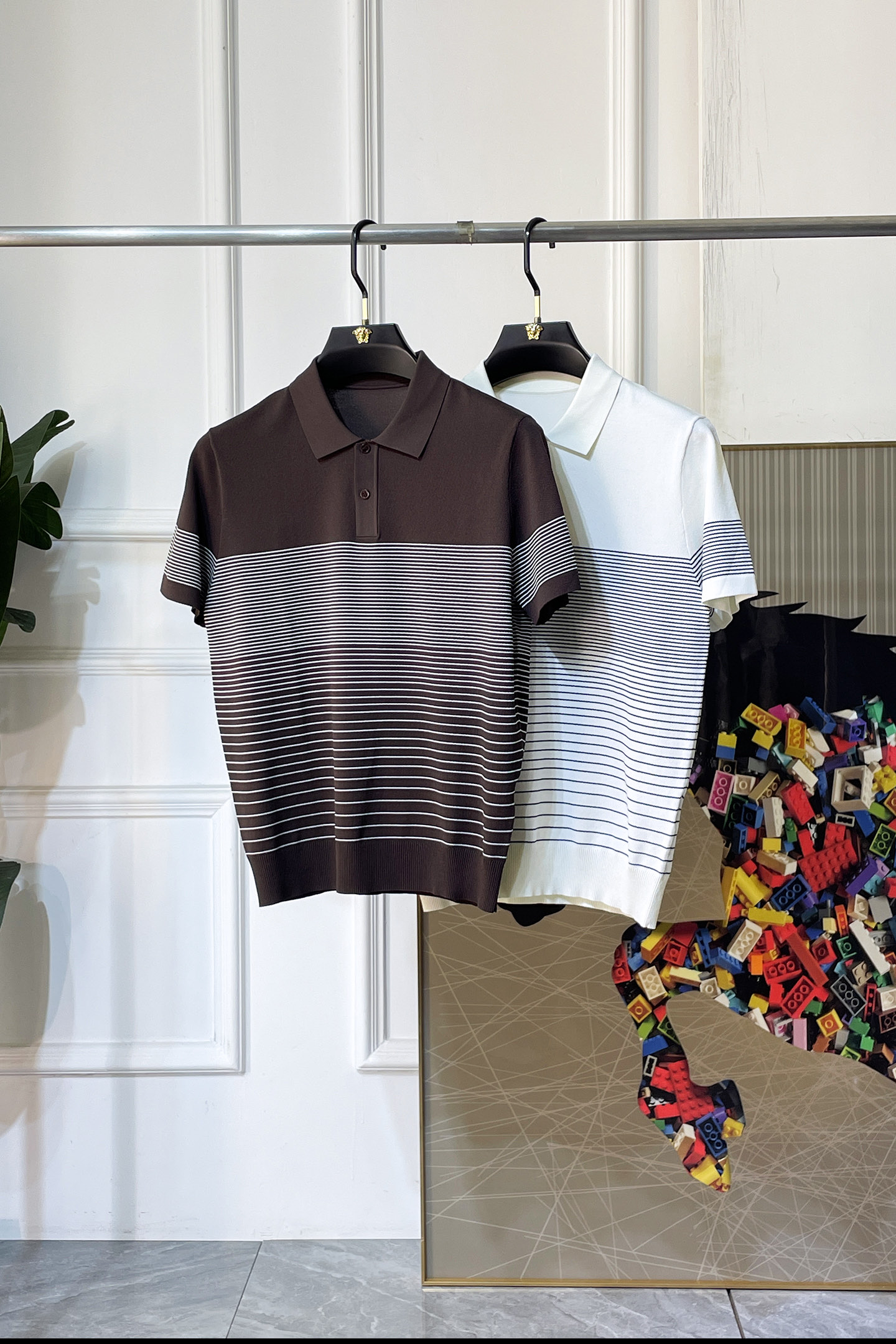 NO:838380,LP Noyo - 2026ss Year of the Horse Spring and Summer's latest hot style high-quality knitted short-sleeved T-shirt, customized imported soft Yilite fabric, embellished with fashionable big-name element logos, breathable fabric, delicate and soft texture, cool and smooth against the body. Moisture-wicking, simple and elegant yet fashionable, three-dimensional tailoring, super stylish upper body!  A must-have for fashionistas, sizes M-3XL, can be worn up to 190 pounds!  ,,loro piana,T-shirt,tees,t-shirt,19860909LP诺悠 - 2026ss马年春夏最新大爆款精品针织短袖T恤,定制进口轻柔伊力特面料,时尚大牌元素logo点缀,会呼吸的面料,质感细腻柔软,贴身冰爽顺滑.吸湿排汗,简约大方又不失时尚,版型立体裁剪,上身超有型！时尚潮人必备款 尺码M-3XL 最大可穿可穿190斤！,,loro piana,T-shirt,tees，t-shirt,,Men's clothing