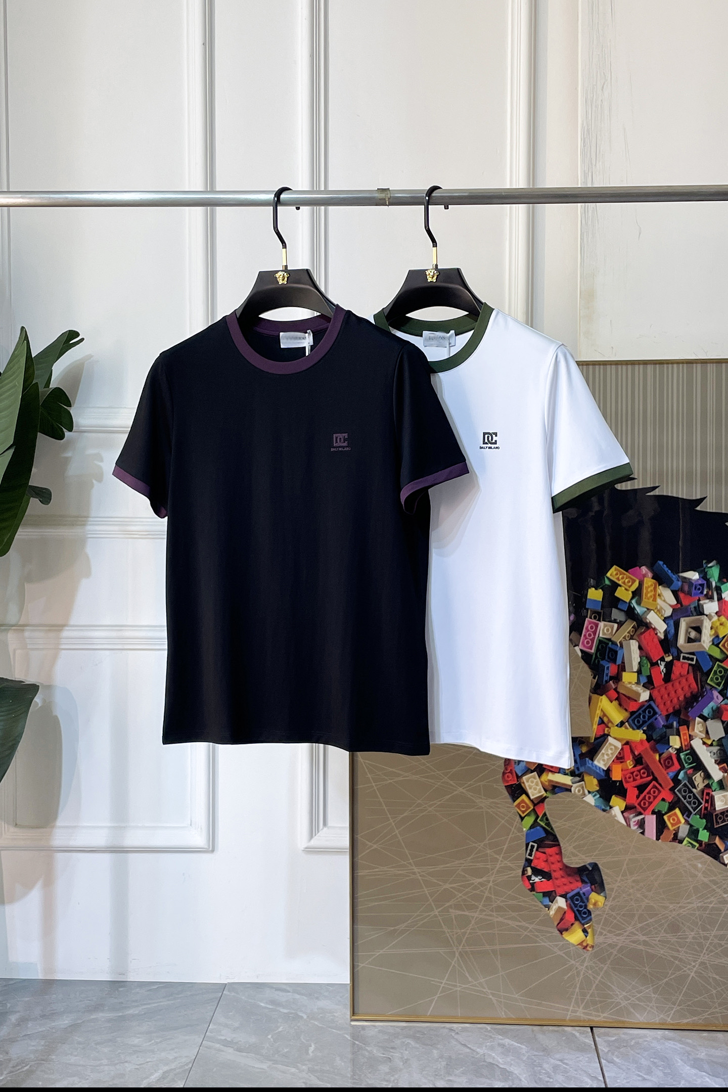 NO:838397,DG - 2026ss Spring and Summer high-quality short-sleeved T-shirt for the Year of the Horse, synchronized with the official website, high-end quality, custom-made top-grade mercerized cotton fabric, 1:1 production by top manufacturers, fashionable brand heavy craftsmanship logo design, soft and delicate feel, skin-friendly and comfortable to wear, versatile and casual, the upper body is very good, handsome, a must-have for trendy men, size M-3XL, can wear up to 200 pounds!  ,,T-shirt,tees,t-shirt,19860909DG - 2026ss马年贺岁款春夏精品短袖T恤 官网同步 高端品质 定制顶级丝光棉面料,顶级大厂1:1制作,时尚大牌重工艺logo设计,手感柔软细腻 穿着亲肤舒适 百搭休闲 上身非常赞 帅气 潮男必备品 尺码M-3XL 最大可穿200斤！,,T-shirt,tees，t-shirt,,Men's clothing