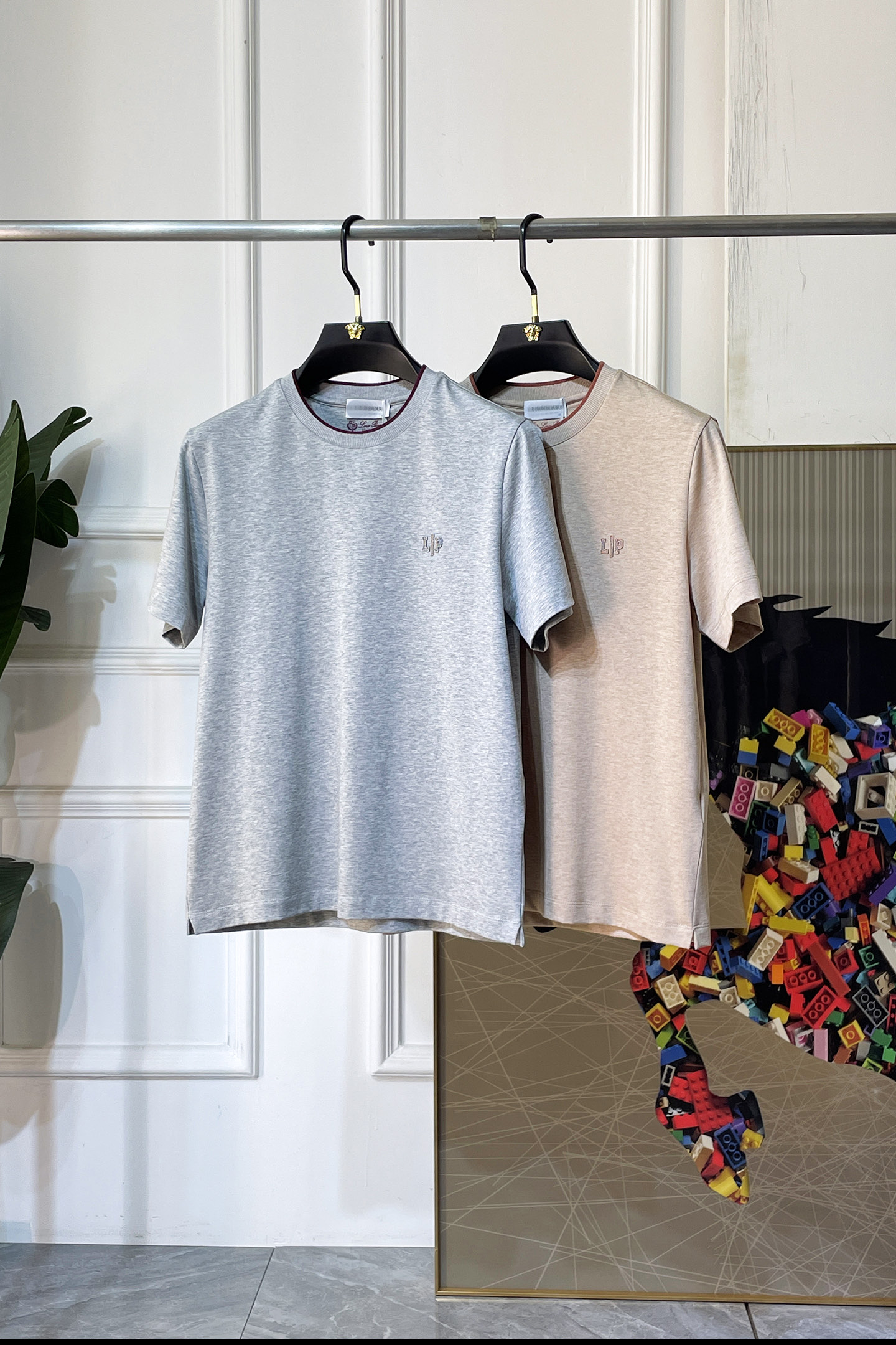NO:840745,LP Nuoyo - 2026ss Spring and Summer high-quality short-sleeved T-shirt for the Year of the Horse, synchronized with the official website, high-end quality, custom-made top-grade double mercerized cotton fabric, 1:1 production by top manufacturers, fashionable brand heavy craftsmanship logo design, soft and delicate feel, skin-friendly and comfortable to wear, versatile and casual, the upper body is very good, handsome, a must-have for trendy men, size M-3XL, the maximum weight can be worn!  ,,loro piana,T-shirt,tees,t-shirt,19860909LP诺悠- 2026ss马年贺岁款春夏精品短袖T恤 官网同步 高端品质 定制顶级双丝光棉面料,顶级大厂1:1制作,时尚大牌重工艺logo设计,手感柔软细腻 穿着亲肤舒适 百搭休闲 上身非常赞 帅气 潮男必备品 尺码M-3XL 最大可穿斤！,,loro piana,T-shirt,tees，t-shirt,,Men's clothing