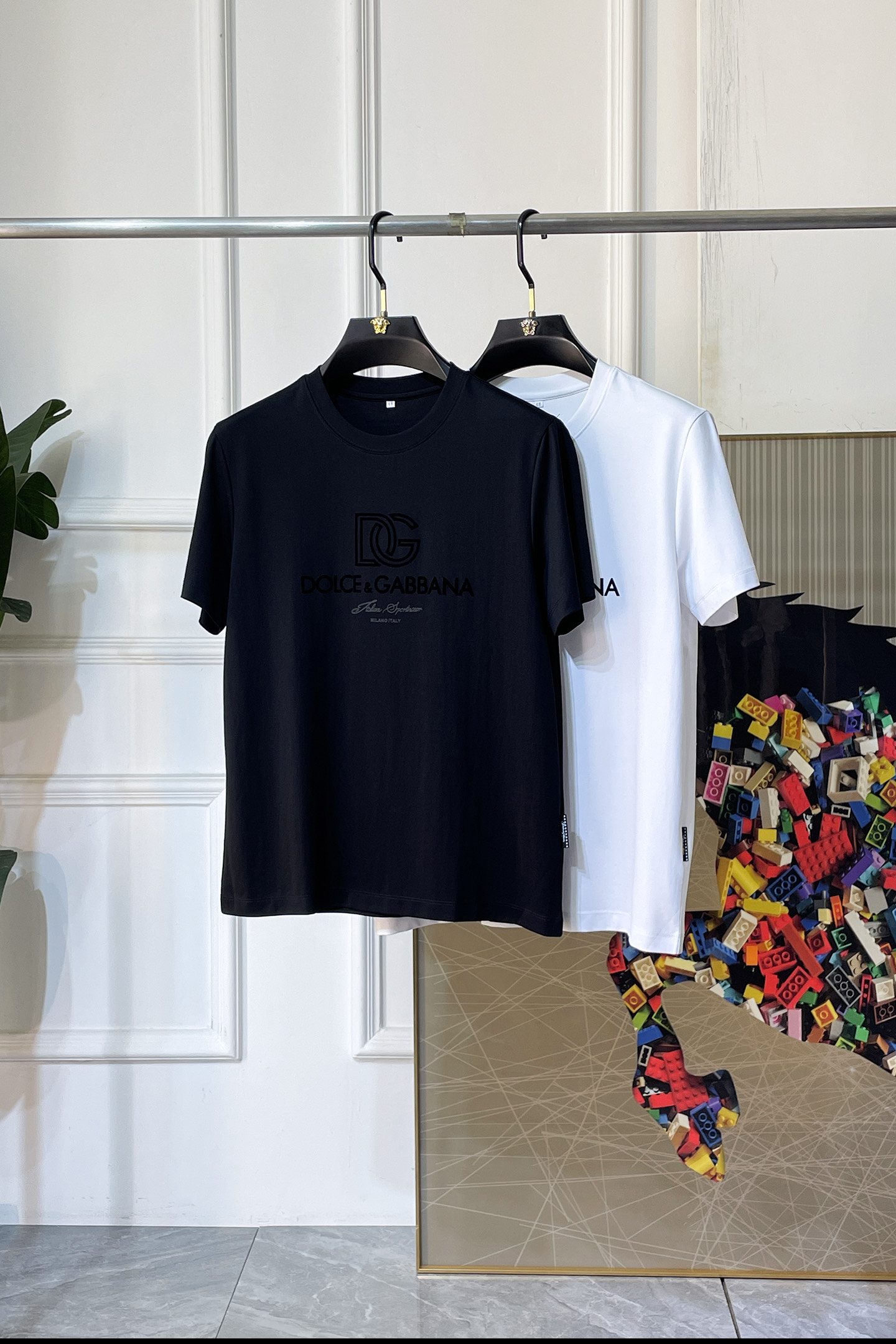 NO:840730,DG- 2026ss Spring and Summer high-quality short-sleeved T-shirt for the Year of the Horse, synchronized with the official website, high-end quality, customized top-grade double mercerized cotton fabric, 1:1 production by top manufacturers, fashionable brand heavy craftsmanship logo design, soft and delicate feel, skin-friendly and comfortable to wear, versatile and casual, the upper body is very good, handsome, a must-have for trendy men, size M-3XL, can wear up to 200 pounds!  ,,T-shirt,tees,t-shirt,19860909DG- 2026ss马年贺岁款春夏精品短袖T恤 官网同步 高端品质 定制顶级双丝光棉面料,顶级大厂1:1制作,时尚大牌重工艺logo设计,手感柔软细腻 穿着亲肤舒适 百搭休闲 上身非常赞 帅气 潮男必备品 尺码M-3XL 最大可穿200斤！,,T-shirt,tees，t-shirt,,Men's clothing