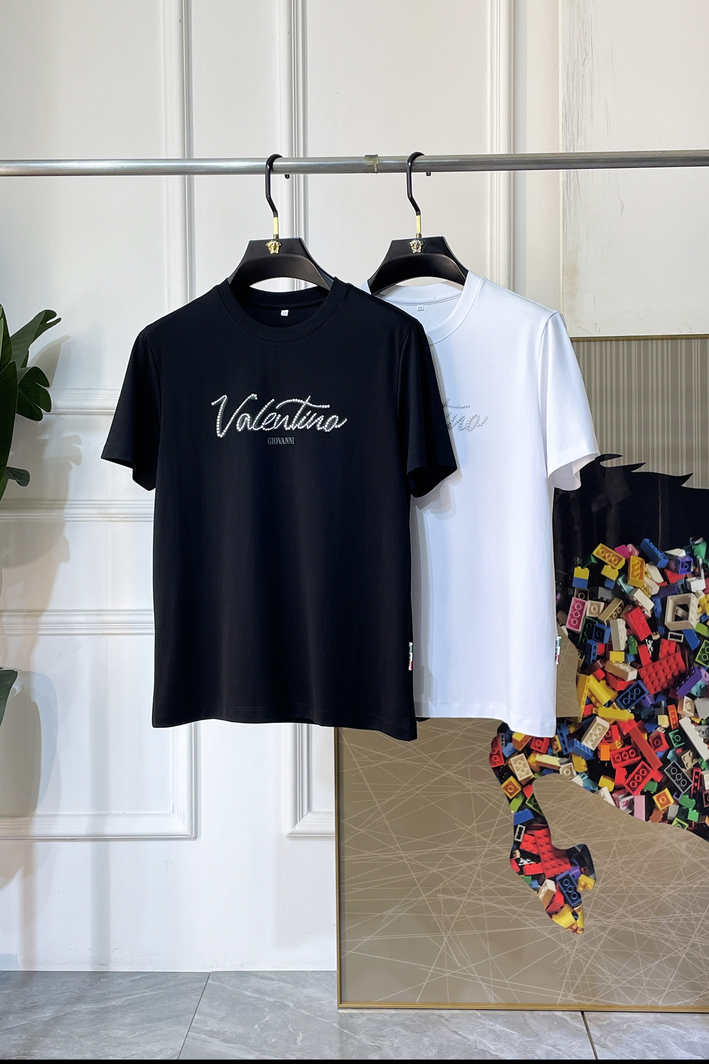 NO:838394,Valentino - 2026ss Year of the Horse Spring and Summer premium short-sleeved T-shirt. Official website synchronization. High-end quality. Customized top-grade mercerized cotton fabric, 1:1 production by top manufacturers, fashionable brand heavy craftsmanship logo design, soft and delicate feel. Skin-friendly and comfortable to wear. Versatile and casual. The upper body is very good. Handsome. A must-have for trendy men. Size M-3XL. Can wear up to 200 pounds!  ,,valentino,T-shirt,tees,t-shirt,19860909华伦天奴 - 2026ss马年贺岁款春夏精品短袖T恤 官网同步 高端品质 定制顶级丝光棉面料,顶级大厂1:1制作,时尚大牌重工艺logo设计,手感柔软细腻 穿着亲肤舒适 百搭休闲 上身非常赞 帅气 潮男必备品 尺码M-3XL 最大可穿200斤！,,valentino,T-shirt,tees，t-shirt,,Men's clothing