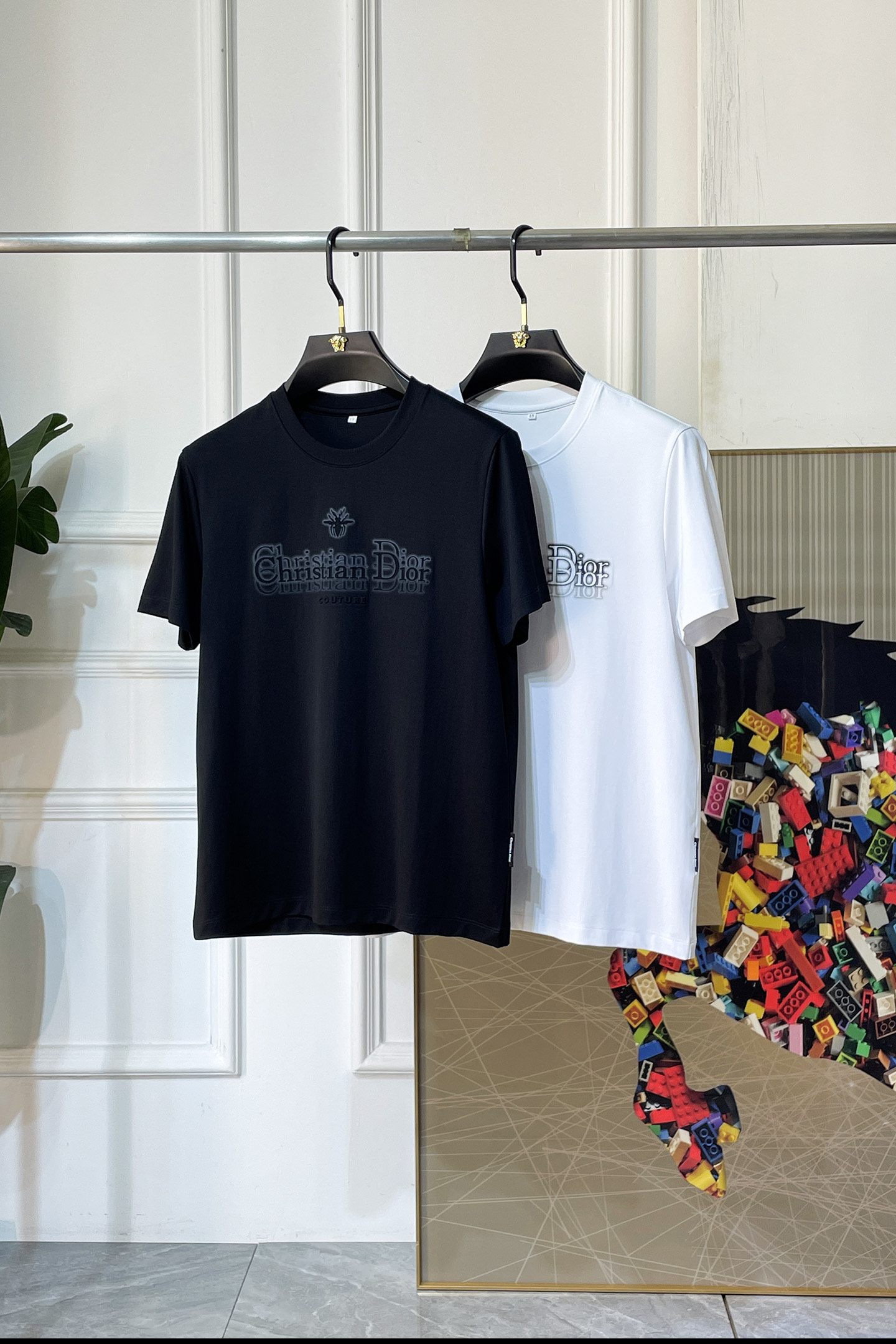 NO:838390,Dior - 2026ss Year of the Horse spring and summer high-quality short-sleeved T-shirt. Official website synchronization. High-end quality. Customized top-grade mercerized cotton fabric, 1:1 production by top manufacturers, fashionable brand heavy craftsmanship logo design, soft and delicate feel. Skin-friendly and comfortable to wear. Versatile and casual. The upper body is very good. Handsome. A must-have for trendy men. Sizes M-3XL. Can wear up to 200 pounds!  ,,dior,T-shirt,tees,t-shirt,19860909迪奥 - 2026ss马年贺岁款春夏精品短袖T恤 官网同步 高端品质 定制顶级丝光棉面料,顶级大厂1:1制作,时尚大牌重工艺logo设计,手感柔软细腻 穿着亲肤舒适 百搭休闲 上身非常赞 帅气 潮男必备品 尺码M-3XL 最大可穿200斤！,,dior,T-shirt,tees，t-shirt,,Men's clothing