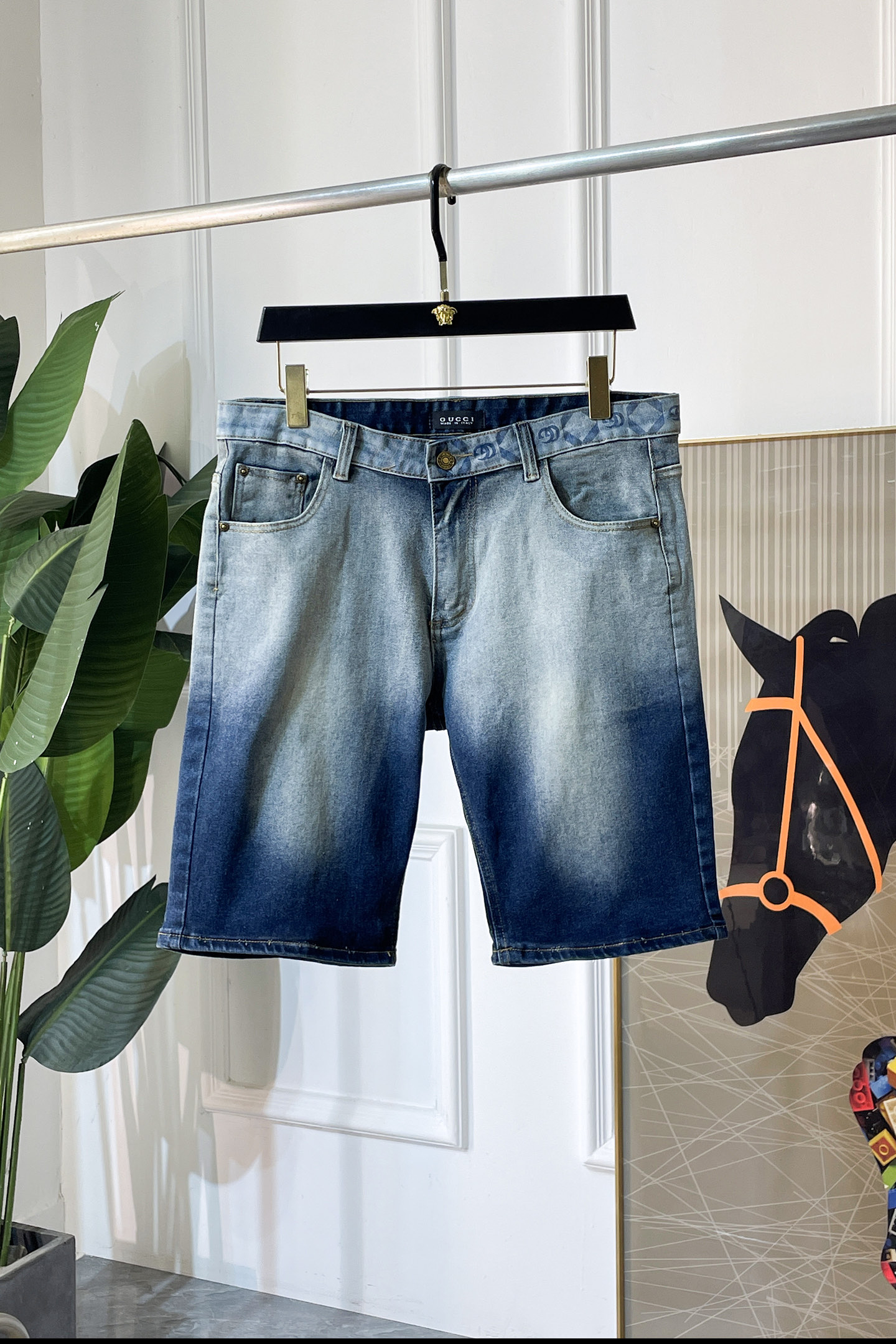 NO:840725,Gucci - 2026ss hot spring and summer denim shorts for the Year of the Horse. Original 1:1 production, a perfect choice for daily essentials, simple and elegant, fashionable and stylish, customized imported denim fabric, heavy washing process, complex workmanship and exquisite craftsmanship. Easily cater to the needs of the four seasons, soft and elastic to the touch, smooth and neat, original accessories and hardware, comfortable upper body, very easy to wear and durable, code number 29-38,, shorts,19860909古奇 - 2026ss马年春夏大爆款牛仔短裤.原单1:1制作,日常必备的完美之选,简单大气亦时尚有型,定制进口丹宁面料 ,重工洗水工艺,做工复杂工艺精湛.轻松迎合四季需要,手感柔软带弹力,流畅利落,原版辅料五金,上身舒适非常易搭耐看码数29-38,,shorts,,Men's clothing