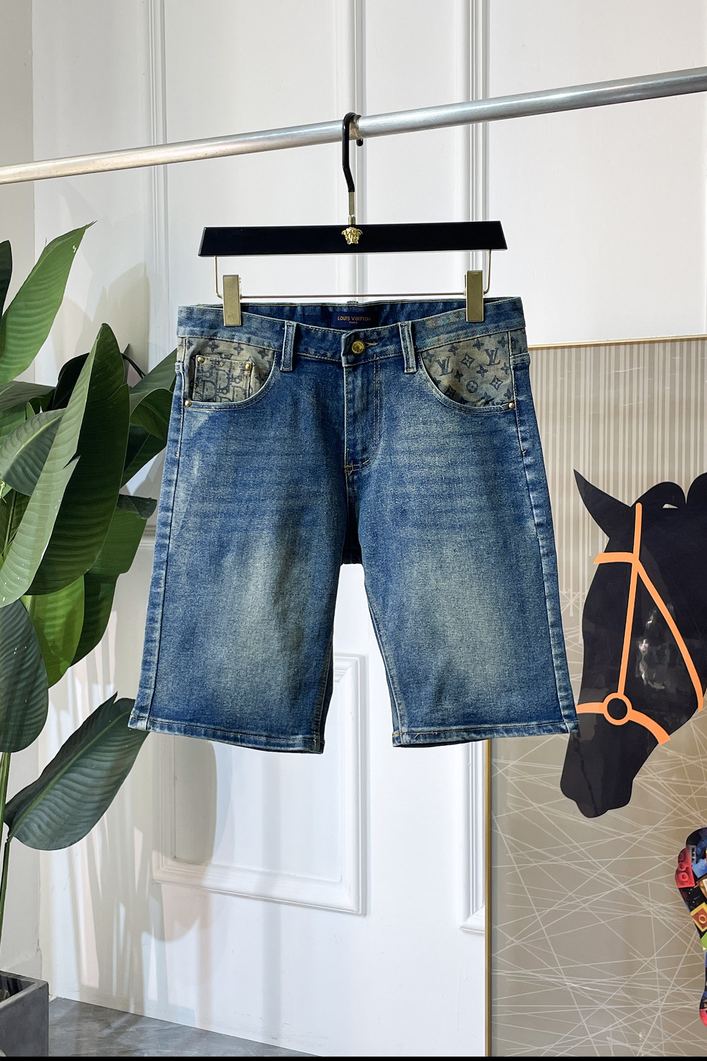 NO:840731,LV - 2026ss hot spring and summer denim shorts for the Year of the Horse. Original 1:1 production, the perfect choice for daily necessities, simple and elegant, fashionable and stylish, customized imported denim fabric, heavy washing process, complex workmanship and exquisite craftsmanship. Easily cater to the needs of the four seasons, soft and elastic to the touch, smooth and neat, original accessories and hardware, comfortable upper body, very easy to wear and durable, size 29-38,, louis vuitton, shorts,19860909LV - 2026ss马年春夏大爆款牛仔短裤.原单1:1制作,日常必备的完美之选,简单大气亦时尚有型,定制进口丹宁面料 ,重工洗水工艺,做工复杂工艺精湛.轻松迎合四季需要,手感柔软带弹力,流畅利落,原版辅料五金,上身舒适非常易搭耐看码数29-38,,louis vuitton,shorts,,Men's clothing