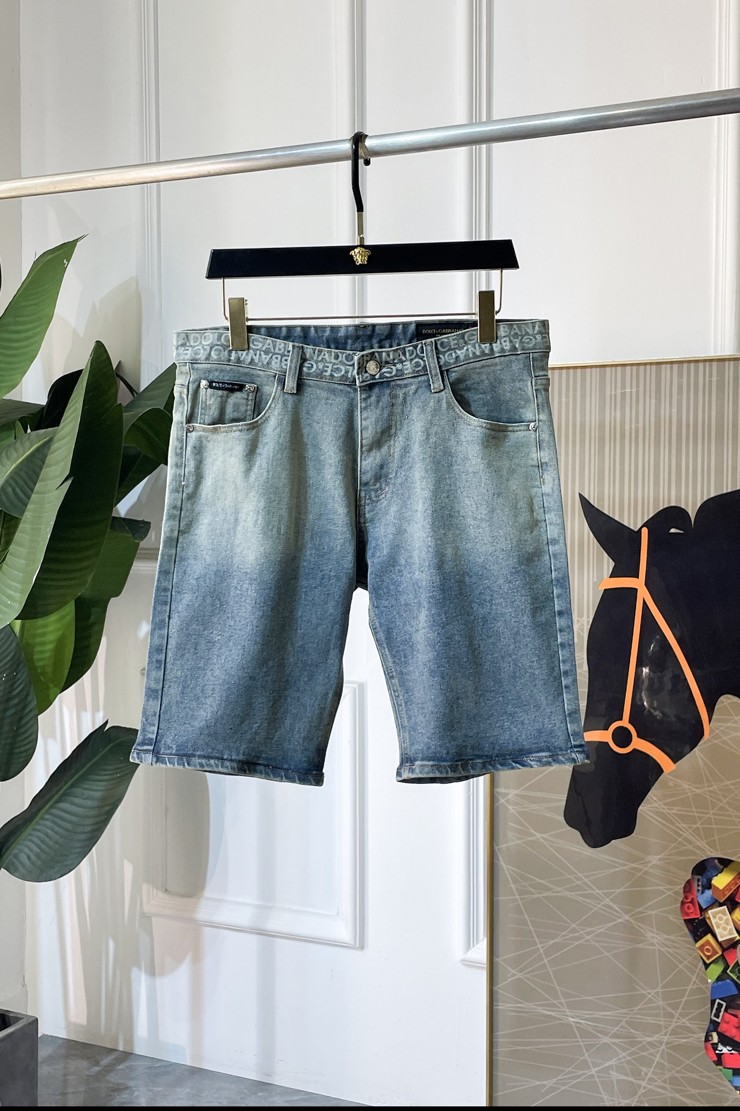 NO:840738,DG - 2026ss hot spring and summer denim shorts for the Year of the Horse. Made from the original 1:1, the perfect choice for daily necessities, simple and elegant, fashionable and stylish, customized imported denim fabric, heavy washing process, complex workmanship and exquisite craftsmanship. Easily cater to the needs of the four seasons, soft and elastic to the touch, smooth and neat, original accessories and hardware, comfortable upper body, very easy to wear and durable, code number 29-38,, shorts,19860909DG - 2026ss马年春夏大爆款牛仔短裤.原单1:1制作,日常必备的完美之选,简单大气亦时尚有型,定制进口丹宁面料 ,重工洗水工艺,做工复杂工艺精湛.轻松迎合四季需要,手感柔软带弹力,流畅利落,原版辅料五金,上身舒适非常易搭耐看码数29-38,,shorts,,Men's clothing