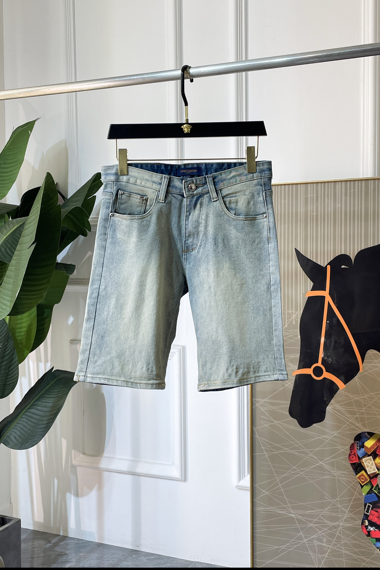 NO:840719,LV - 2026ss hot spring and summer denim shorts for the Year of the Horse. Original 1:1 production, the perfect choice for daily necessities, simple and elegant, fashionable and stylish, customized imported denim fabric, heavy washing process, complex workmanship and exquisite craftsmanship. Easily cater to the needs of the four seasons, soft and elastic to the touch, smooth and neat, original accessories and hardware, comfortable upper body, very easy to wear and durable, size 29-38,, louis vuitton, shorts,19860909LV - 2026ss马年春夏大爆款牛仔短裤.原单1:1制作,日常必备的完美之选,简单大气亦时尚有型,定制进口丹宁面料 ,重工洗水工艺,做工复杂工艺精湛.轻松迎合四季需要,手感柔软带弹力,流畅利落,原版辅料五金,上身舒适非常易搭耐看码数29-38,,louis vuitton,shorts,,Men's clothing