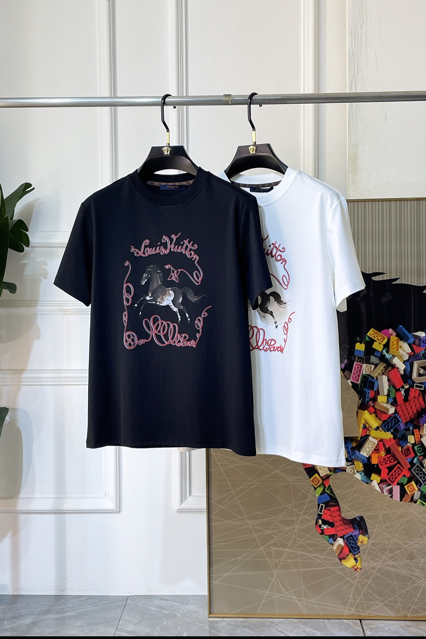 NO:840759,LV - 2026ss Spring and Summer high-quality short-sleeved T-shirt for the Year of the Horse, synchronized with the official website, high-end quality, custom-made top-grade mercerized cotton fabric, 1:1 production by top manufacturers, fashionable brand heavy craftsmanship logo design, soft and delicate feel, skin-friendly and comfortable to wear, versatile and casual, the upper body is very good, handsome, a must-have for trendy men, sizes S-XXL, can wear up to 200 pounds!  ,,louis vuitton,T-shirt,tees,t-shirt,19860909LV - 2026ss马年贺岁款春夏精品短袖T恤 官网同步 高端品质 定制顶级丝光棉面料,顶级大厂1:1制作,时尚大牌重工艺logo设计,手感柔软细腻 穿着亲肤舒适 百搭休闲 上身非常赞 帅气 潮男必备品 尺码S-XXL 最大可穿200斤！,,louis vuitton,T-shirt,tees，t-shirt,,Men's clothing