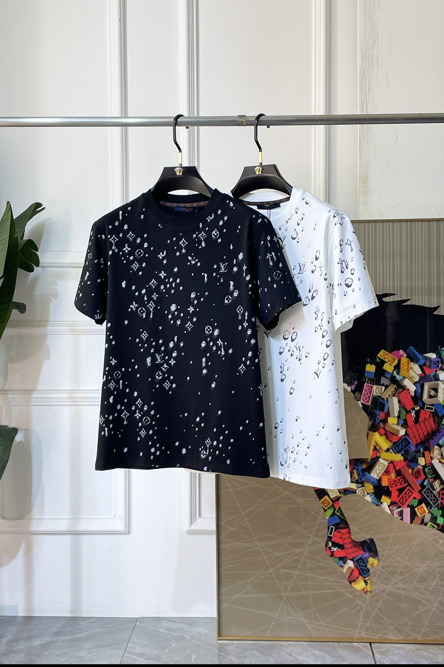 NO:840718,LV - 2026ss Spring and Summer high-quality short-sleeved T-shirt for the Year of the Horse, synchronized with the official website, high-end quality, custom-made top-grade mercerized cotton fabric, 1:1 production by top manufacturers, fashionable brand heavy craftsmanship logo design, soft and delicate feel, skin-friendly and comfortable to wear, versatile and casual, the upper body is very good, handsome, a must-have for trendy men, sizes S-XXL, can wear up to 200 pounds!  ,,louis vuitton,T-shirt,tees,t-shirt,19860909LV - 2026ss马年贺岁款春夏精品短袖T恤 官网同步 高端品质 定制顶级丝光棉面料,顶级大厂1:1制作,时尚大牌重工艺logo设计,手感柔软细腻 穿着亲肤舒适 百搭休闲 上身非常赞 帅气 潮男必备品 尺码S-XXL 最大可穿200斤！,,louis vuitton,T-shirt,tees，t-shirt,,Men's clothing