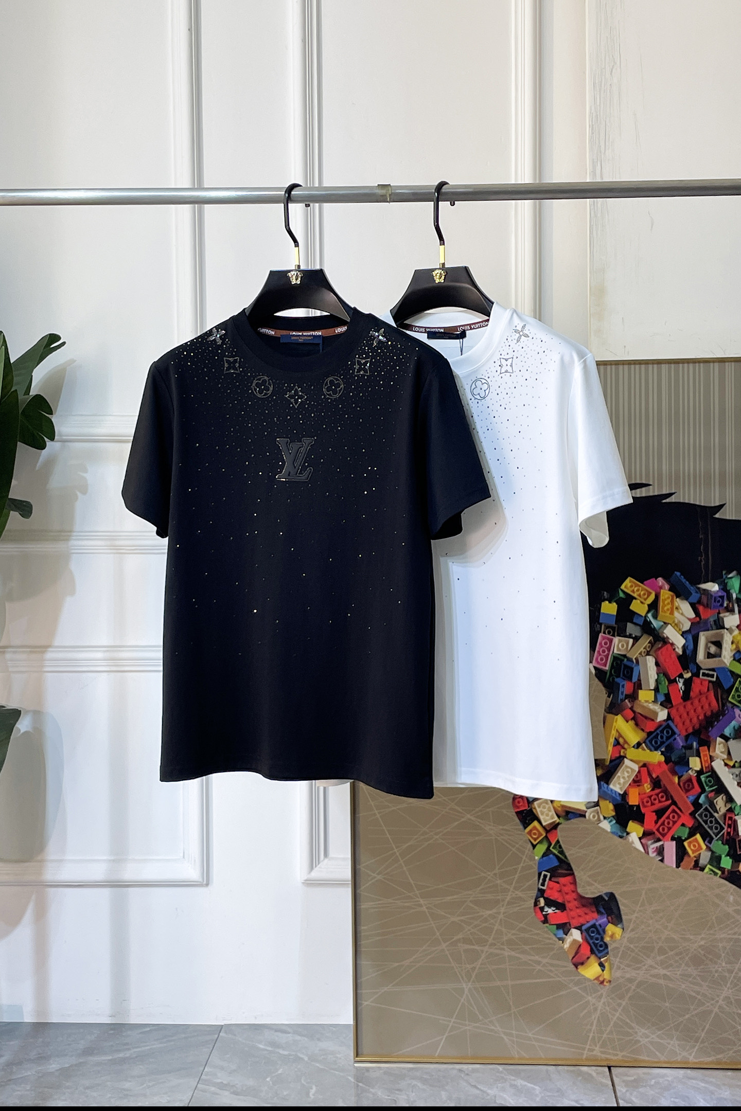 NO:838374,LV - 2026ss Spring and Summer high-quality short-sleeved T-shirt for the Year of the Horse, synchronized with the official website, high-end quality, custom-made top-grade mercerized cotton fabric, 1:1 production by top manufacturers, fashionable brand heavy craftsmanship logo design, soft and delicate feel, skin-friendly and comfortable to wear, versatile and casual, the upper body is very good, handsome, a must-have for trendy men, sizes S-XXL, can wear up to 200 pounds!  ,,louis vuitton,T-shirt,tees,t-shirt,19860909LV - 2026ss马年贺岁款春夏精品短袖T恤 官网同步 高端品质 定制顶级丝光棉面料,顶级大厂1:1制作,时尚大牌重工艺logo设计,手感柔软细腻 穿着亲肤舒适 百搭休闲 上身非常赞 帅气 潮男必备品 尺码S-XXL 最大可穿200斤！,,louis vuitton,T-shirt,tees，t-shirt,,Men's clothing