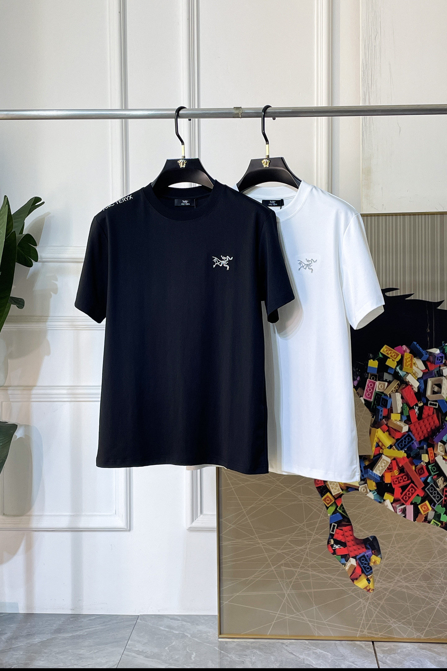 NO:838378,Shi Zuniao - 2026ss Year of the Horse Spring and Summer high-quality short-sleeved T-shirts. Official website synchronization. High-end quality. Customized top-grade mercerized cotton fabric, 1:1 production by top manufacturers, fashionable big-name heavy craftsmanship logo design, soft and delicate feel. Skin-friendly and comfortable to wear. Versatile and casual. The upper body is very good. Handsome. A must-have for trendy men. Sizes S-XXL. Can wear up to 200 pounds!  ,,T-shirt,tees,t-shirt,19860909史祖鸟 - 2026ss马年贺岁款春夏精品短袖T恤 官网同步 高端品质 定制顶级丝光棉面料,顶级大厂1:1制作,时尚大牌重工艺logo设计,手感柔软细腻 穿着亲肤舒适 百搭休闲 上身非常赞 帅气 潮男必备品 尺码S-XXL 最大可穿200斤！,,T-shirt,tees，t-shirt,,Men's clothing