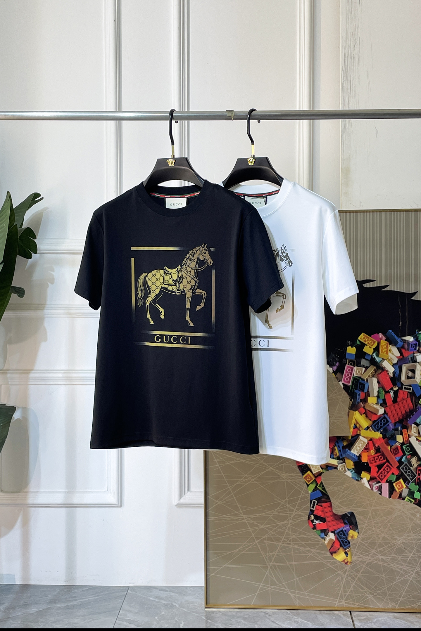 NO:840723,Gucci - 2026ss Spring and Summer high-quality short-sleeved T-shirt for the Year of the Horse, synchronized with the official website, high-end quality, customized top-grade mercerized cotton fabric, 1:1 production by top manufacturers, fashionable brand heavy craftsmanship logo design, soft and delicate feel, skin-friendly and comfortable to wear, versatile and casual, the upper body is very good, handsome, a must-have for trendy men, sizes S-XXL, can wear up to 200 pounds!  ,,T-shirt,tees,t-shirt,19860909古奇 - 2026ss马年贺岁款春夏精品短袖T恤 官网同步 高端品质 定制顶级丝光棉面料,顶级大厂1:1制作,时尚大牌重工艺logo设计,手感柔软细腻 穿着亲肤舒适 百搭休闲 上身非常赞 帅气 潮男必备品 尺码S-XXL 最大可穿200斤！,,T-shirt,tees，t-shirt,,Men's clothing