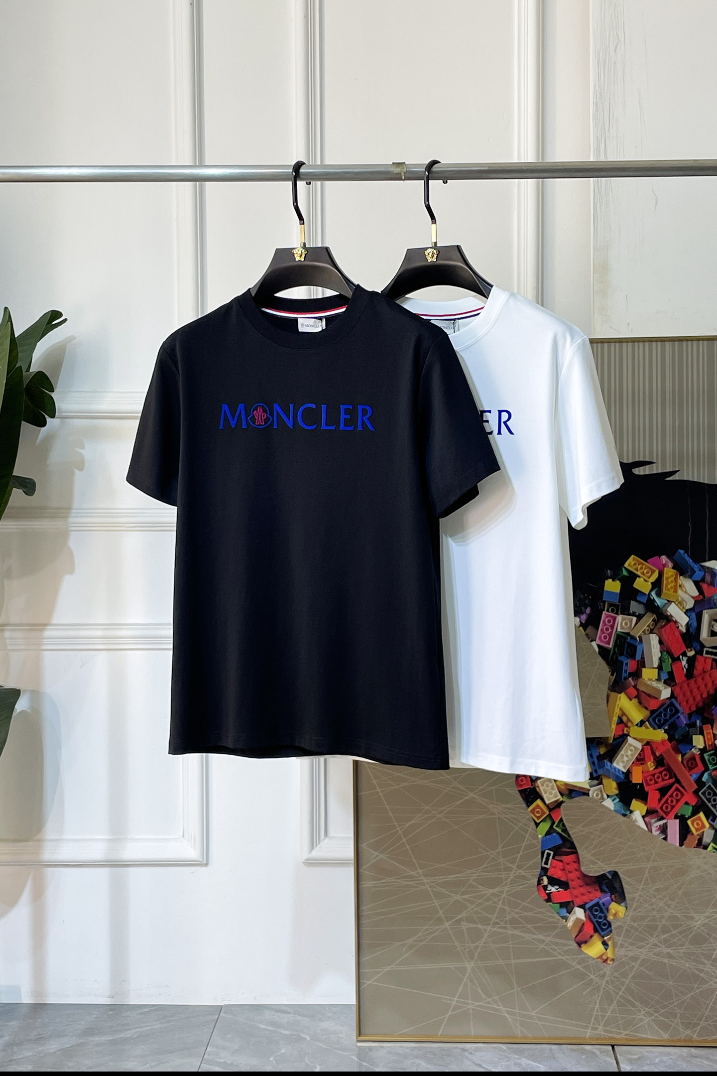 NO:838382,Mouth Mouth - 2026ss Year of the Horse spring and summer high-quality short-sleeved T-shirts. Official website synchronization. High-end quality. Customized top-grade mercerized cotton fabric, 1:1 production by top manufacturers, fashionable brand heavy craftsmanship logo design, soft and delicate feel. Skin-friendly and comfortable to wear. Versatile and casual. The upper body is very good. Handsome. A must-have for trendy men. Sizes S-XXL. Can wear up to 200 pounds!  ,,Moncler,T-shirt,tees,t-shirt,19860909蒙口 - 2026ss马年贺岁款春夏精品短袖T恤 官网同步 高端品质 定制顶级丝光棉面料,顶级大厂1:1制作,时尚大牌重工艺logo设计,手感柔软细腻 穿着亲肤舒适 百搭休闲 上身非常赞 帅气 潮男必备品 尺码S-XXL 最大可穿200斤！,,Moncler,T-shirt,tees，t-shirt,,Men's clothing