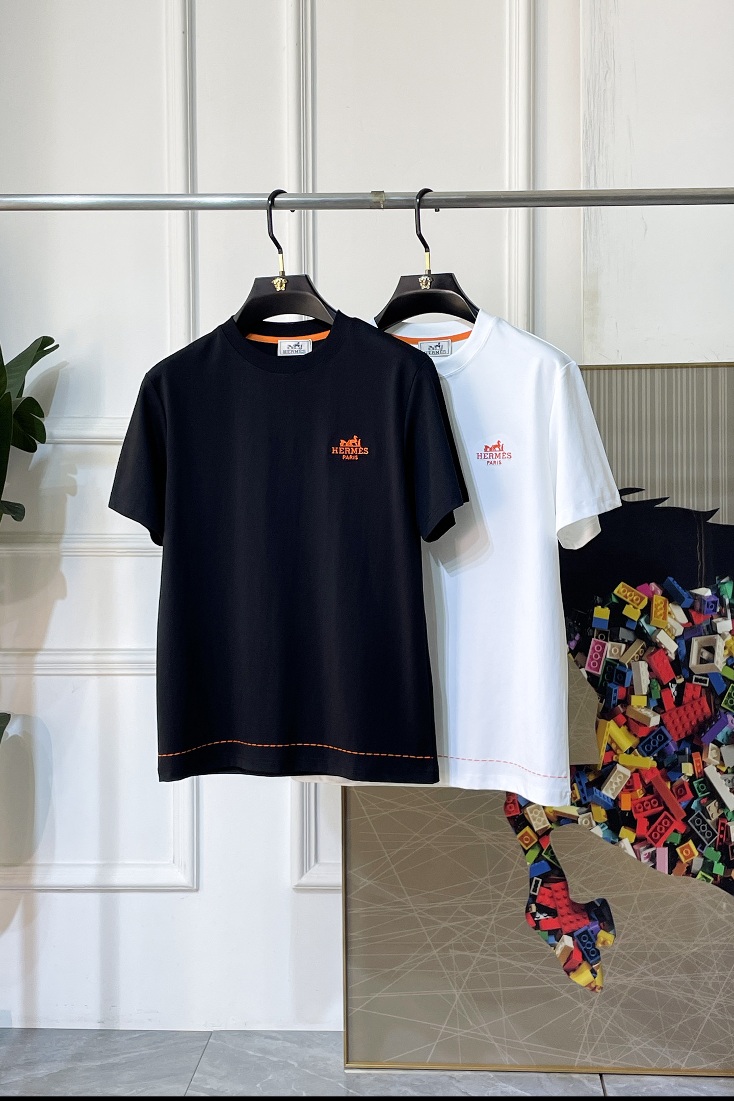 NO:838386,Hermès - 2026ss Year of the Horse Spring and Summer premium short-sleeved T-shirts. Official website synchronization. High-end quality. Customized top-grade mercerized cotton fabric, 1:1 production by top manufacturers, fashionable brand heavy craftsmanship logo design, soft and delicate feel. Skin-friendly and comfortable to wear. Versatile and casual. The upper body is great. Handsome. A must-have for trendy men. Sizes S-XXL. Can wear up to 200 pounds!  ,,hermes,T-shirt,tees,t-shirt,19860909爱玛仕 - 2026ss马年贺岁款春夏精品短袖T恤 官网同步 高端品质 定制顶级丝光棉面料,顶级大厂1:1制作,时尚大牌重工艺logo设计,手感柔软细腻 穿着亲肤舒适 百搭休闲 上身非常赞 帅气 潮男必备品 尺码S-XXL 最大可穿200斤！,,hermes,T-shirt,tees，t-shirt,,Men's clothing