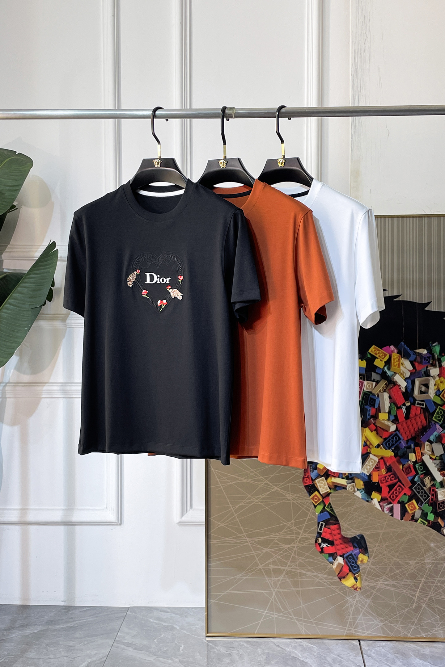 NO:847830,Dior - 2026ss Year of the Horse spring and summer high-quality short-sleeved T-shirt. Official website synchronization. High-end quality. Customized top-grade mercerized cotton fabric, 1:1 production by top manufacturers, fashionable brand heavy craftsmanship logo design, soft and delicate feel. Skin-friendly and comfortable to wear. Versatile and casual. The upper body is very good. Handsome. A must-have for trendy men. Sizes M-3XL. Can wear up to 200 pounds!  ,,dior,T-shirt,tees,t-shirt,19860909迪奥 - 2026ss马年贺岁款春夏精品短袖T恤 官网同步 高端品质 定制顶级丝光棉面料,顶级大厂1:1制作,时尚大牌重工艺logo设计,手感柔软细腻 穿着亲肤舒适 百搭休闲 上身非常赞 帅气 潮男必备品 尺码M-3XL 最大可穿200斤！,,dior,T-shirt,tees，t-shirt,,Men's clothing