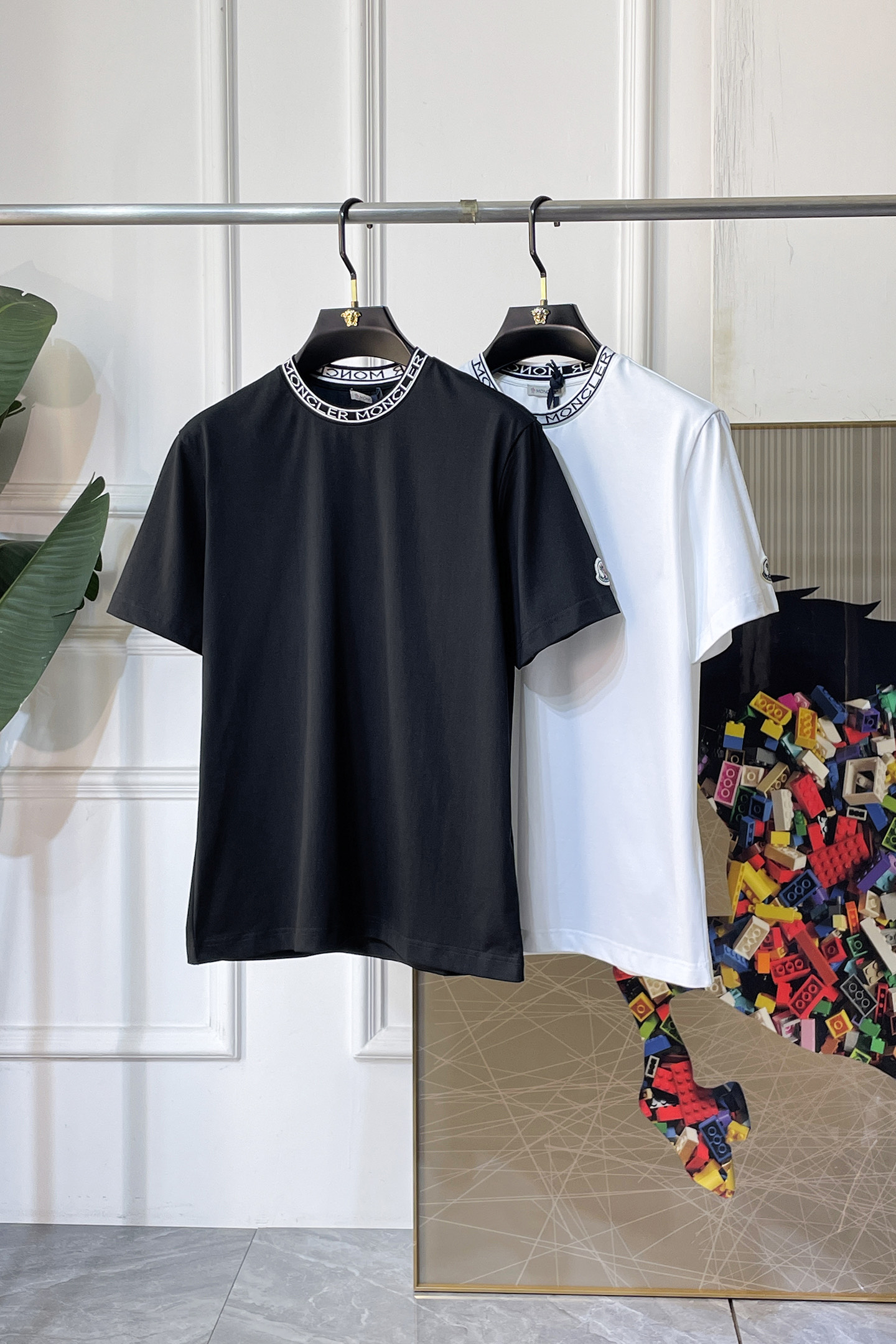 NO:914890,Mengkou - 2026ss spring and summer high-quality short-sleeved T-shirts are synchronized with the official website. High-end quality. Customized top pure fabrics, 1:1 production by top manufacturers, fashionable brand heavy craftsmanship logo design, soft and delicate feel. Skin-friendly and comfortable to wear. Versatile and casual. The upper body is very good. Handsome. A must-have for trendy men. Sizes S-XXL can wear 120-210 pounds!  ,,Moncler,T-shirt,tees,t-shirt,19860909蒙口- 2026ss春夏精品短袖T恤 官网同步 高端品质 定制顶级纯面料,顶级大厂1:1制作,时尚大牌重工艺logo设计,手感柔软细腻 穿着亲肤舒适 百搭休闲 上身非常赞 帅气 潮男必备品 尺码S-XXL可穿120-210斤！,,Moncler,T-shirt,tees，t-shirt,,Men's clothing