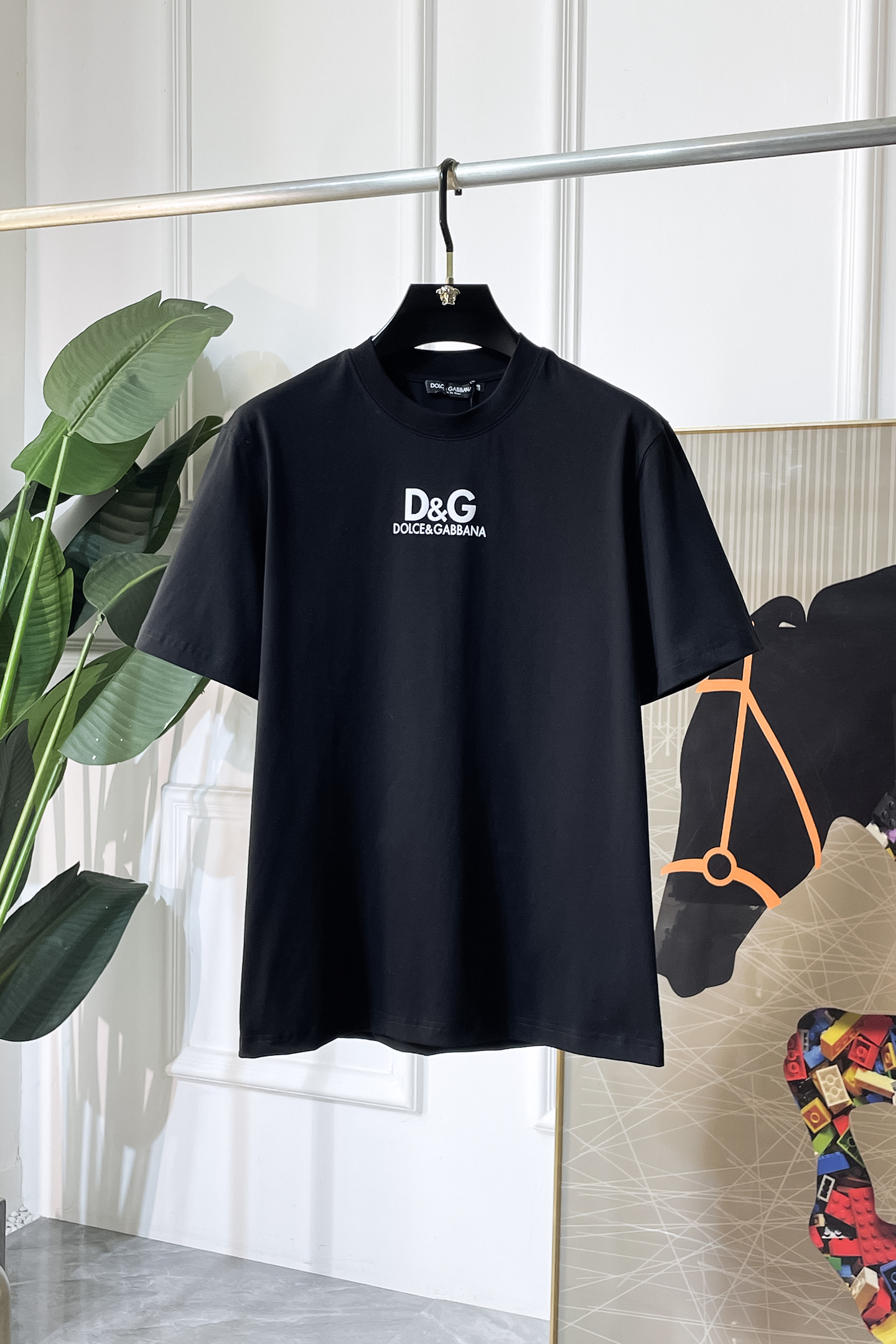 NO:914888,DG- 2026ss spring and summer boutique short-sleeved T-shirt, official website synchronization, high-end quality, customized top pure fabric, 1:1 production by top manufacturers, fashionable brand heavy craftsmanship logo design, soft and delicate feel, skin-friendly and comfortable to wear, versatile and casual, great upper body, handsome, a must-have for trendy men, size 44-54, can wear 120-210 pounds!  ,,T-shirt,tees,t-shirt,19860909DG- 2026ss春夏精品短袖T恤 官网同步 高端品质 定制顶级纯面料,顶级大厂1:1制作,时尚大牌重工艺logo设计,手感柔软细腻 穿着亲肤舒适 百搭休闲 上身非常赞 帅气 潮男必备品 尺码44-54 可穿120-210斤！,,T-shirt,tees，t-shirt,,Men's clothing