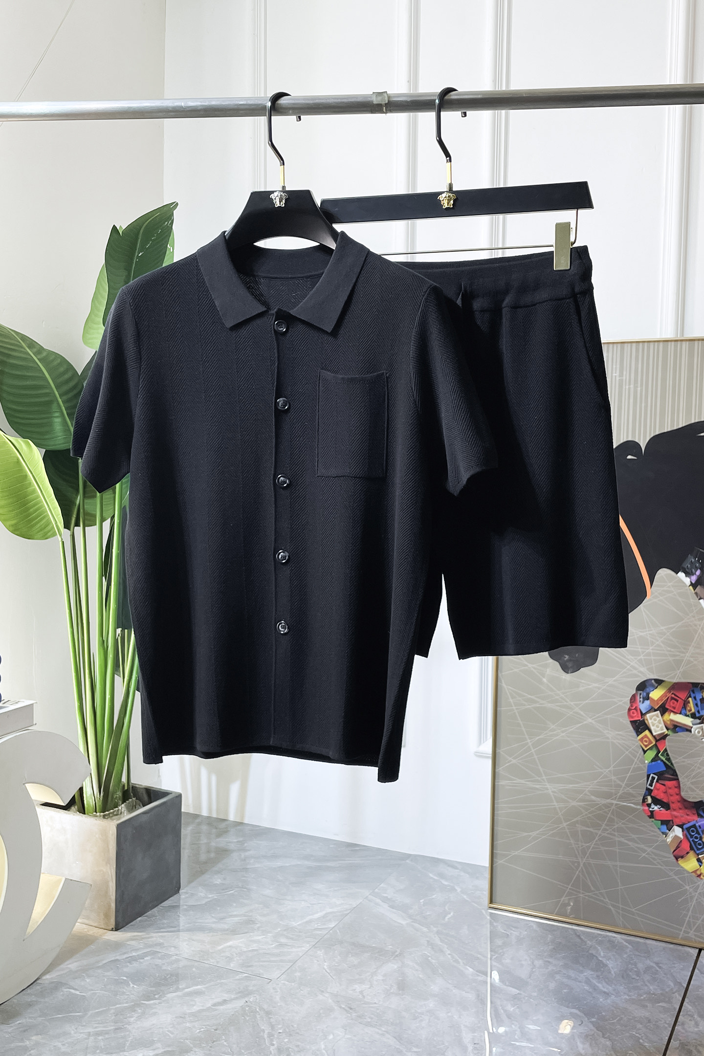NO:836721,LP Nuoyou - 2026ss New Year of the Horse spring clothing old money style knitted casual short-sleeved suit!  Celebrities’ favorite fashion-flavored casual suits are simple and elegant, designed with 11 craftsmanship on the official website!  Clean and neat tailoring, full of urban style. Exclusive top-grade customized fabrics are available. It feels soft and dry, and the upper body effect is crisp and stylish. The three-dimensional cutting technology and the version are of high standards and suitable for the benefits!  It is not tight at all, and you feel good when you put it on. With so many top-quality raw materials, it creates a high-end product with unparalleled value. It is the first choice for high-end fashion people with complete three standards, and the upper body effect is super good-looking!  Size M-3XL,,loro piana,T-shirt,19860909LP诺悠 - 2026ss马年春装新品老钱风针织休闲短袖套装！明星最爱时装味休闲套装 简单大方,官网11工艺设计！干净利落剪裁 都市风十足 可供独家顶级定制面料,手感软糯干爽,上身效果挺括有型.立体裁剪工艺,版型上都是高标准,恰当好处的廓型版！又恰恰不紧绷,穿上心情就好,如此众多的顶级原料,打造出价值感无与伦比的高端产品,三标齐全高端潮流时尚人士首选,上身效果超级好看！码数M-3XL,,loro piana,T-shirt,,Men's clothing