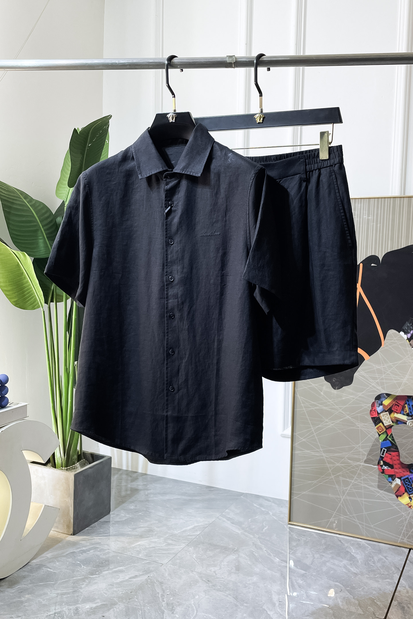NO:836716,LP Nuoyo - 2026ss new spring casual short-sleeved linen suit for the Year of the Horse!  Celebrities’ favorite fashion-flavored casual suits are simple and elegant, designed with 11 craftsmanship on the official website!  Clean and neat tailoring, full of urban style. We can provide exclusive top-grade customized cotton and linen fabrics, which feel soft and dry, and the upper body effect is crisp and stylish. The three-dimensional cutting technology, the version is of high standards, and the silhouette version with appropriate benefits!  It is not tight at all, and you feel good when you put it on. With so many top-quality raw materials, it creates a high-end product with unparalleled value. It is the first choice for high-end fashion people with complete three standards, and the upper body effect is super good-looking!  Size M-3XL,,loro piana,T-shirt,19860909LP诺悠 - 2026ss马年春装新品休闲短袖麻料套装！明星最爱时装味休闲套装 简单大方,官网11工艺设计！干净利落剪裁 都市风十足 可供独家顶级定制棉麻面料,手感软糯干爽,上身效果挺括有型.立体裁剪工艺,版型上都是高标准,恰当好处的廓型版！又恰恰不紧绷,穿上心情就好,如此众多的顶级原料,打造出价值感无与伦比的高端产品,三标齐全高端潮流时尚人士首选,上身效果超级好看！码数M-3XL,,loro piana,T-shirt,,Men's clothing
