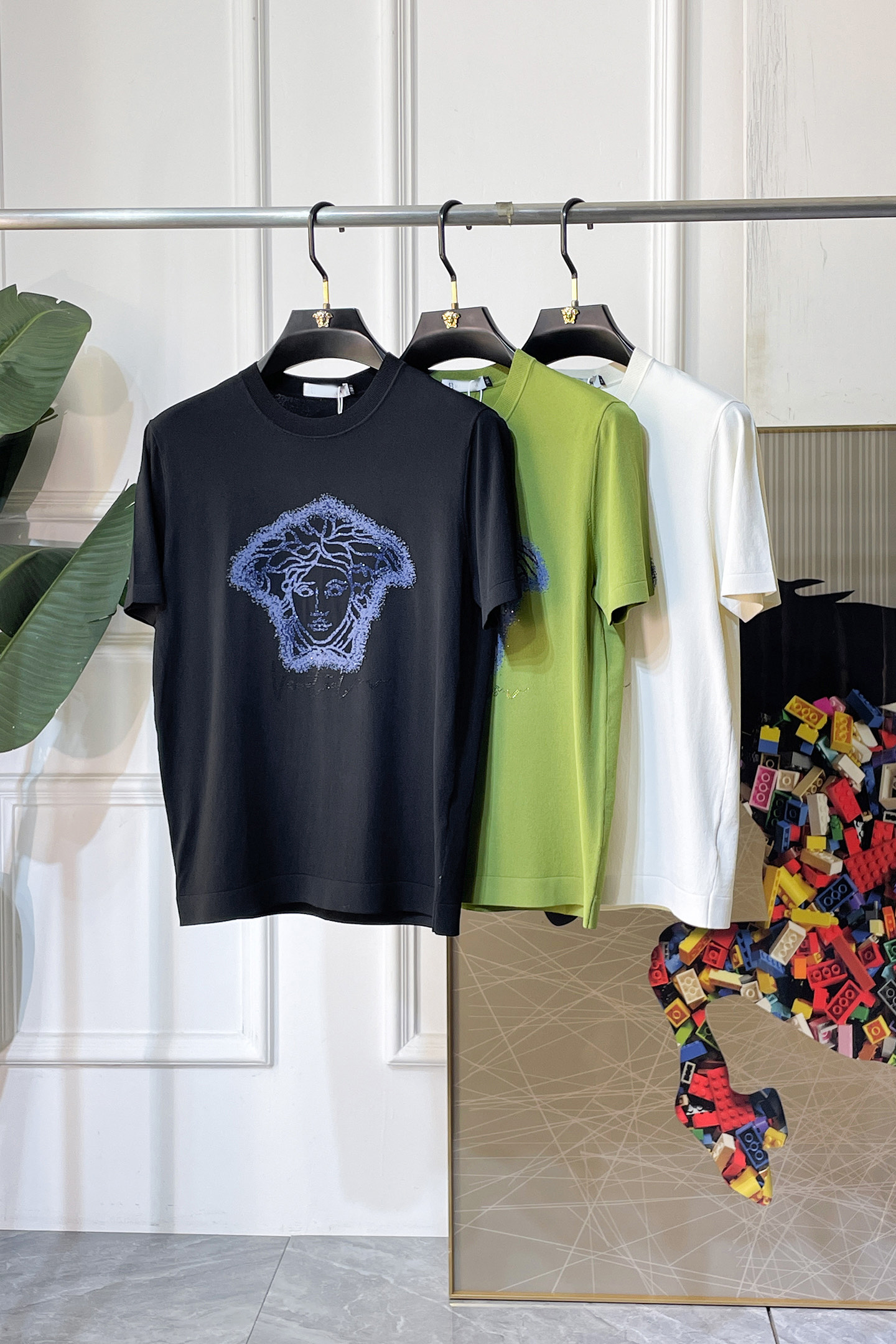 NO:836748,Versace - 2026ss Year of the Horse Spring and Summer's latest hot-selling premium knitted short-sleeved T-shirt, made of customized imported soft Yilite fabric, embellished with fashionable big-name element logos, breathable fabric, delicate and soft texture, cool and smooth against the body. Moisture-wicking, simple and elegant yet fashionable, three-dimensional tailoring, super stylish upper body!  A must-have for fashionistas, sizes M-3XL, can be worn up to 190 pounds!  ,,versace,T-shirt,tees,t-shirt,19860909范思哲 - 2026ss马年春夏最新大爆款精品针织短袖T恤,定制进口轻柔伊力特面料,时尚大牌元素logo点缀,会呼吸的面料,质感细腻柔软,贴身冰爽顺滑.吸湿排汗,简约大方又不失时尚,版型立体裁剪,上身超有型！时尚潮人必备款 尺码M-3XL 最大可穿可穿190斤！,,versace,T-shirt,tees，t-shirt,,Men's clothing