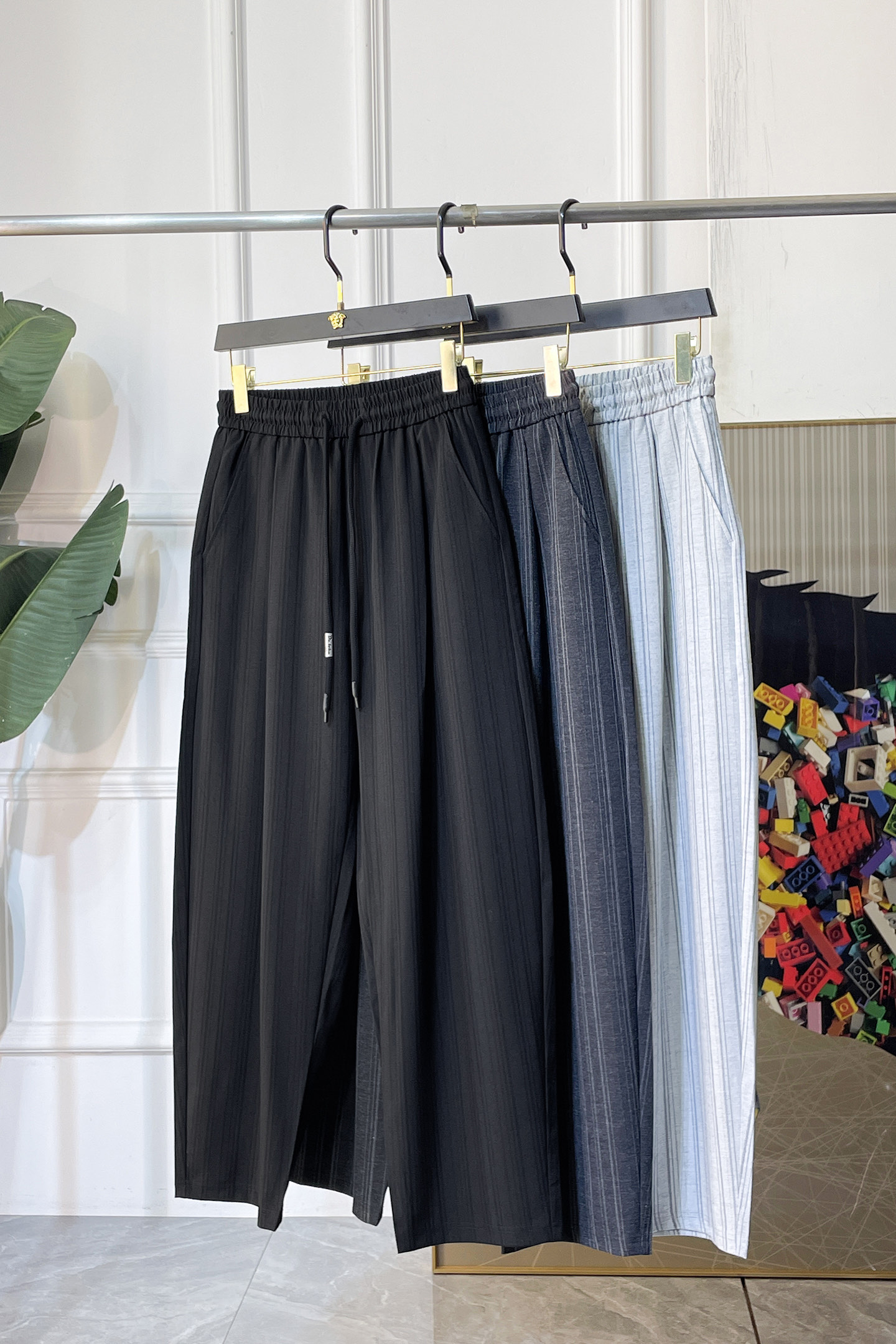 NO:847829,Balenciaga - 2026ss Year of the Horse spring and summer counters simultaneously popular wide-leg casual pants. This season's must-have versatile style, the upper body is extremely outstanding, super versatile style, 1:1 replica of the original version, complete with three labels!  The counter is designed with the latest fashion elements, imported custom-woven high-quality European cotton fabrics, with super good styles, a must-have for casual fashion!  Highly recommended size M-3XL,,balenciaga,19860909巴黎世家 - 2026ss马年春夏专柜同步大爆款阔腿休闲裤,本季必入百搭款式,上身极为出挑,超级百搭款 ,原版1:1复刻,三标齐全！专柜最新时尚元素设计,进口定织高品质欧棉面料,版型超好,休闲时尚必备！强烈推荐款 尺码 M-3XL,,balenciaga,,Men's clothing
