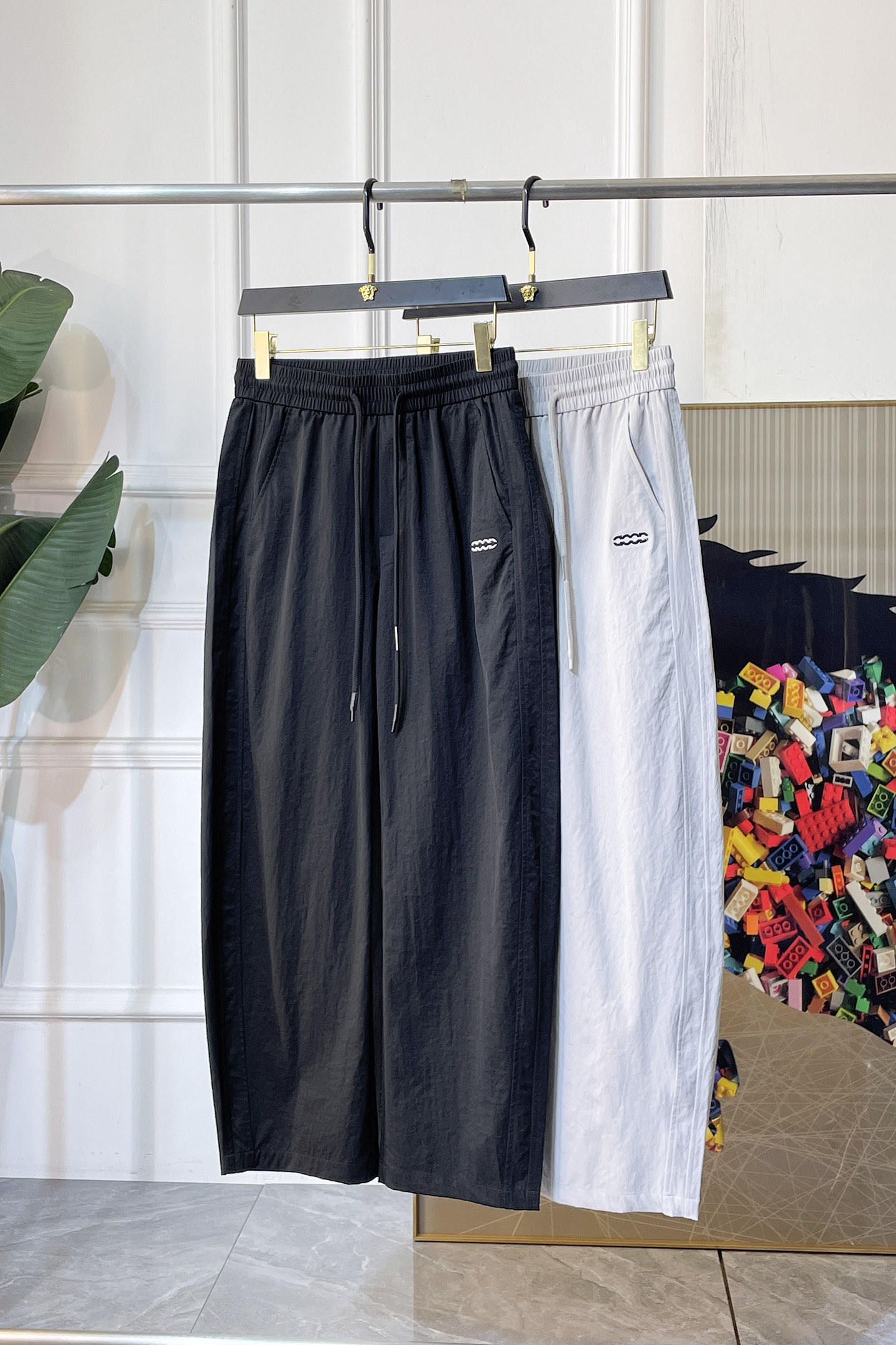 NO:847826,Gucci - 2026ss Year of the Horse spring and summer counters simultaneously popular wide-leg casual pants. This season's must-have versatile style, the upper body is extremely outstanding, super versatile style, 1:1 replica of the original version, complete with three labels!  The counter is designed with the latest fashion elements, imported custom-woven high-quality European cotton fabrics, with super good styles, a must-have for casual fashion!  Highly recommended size M-3XL,,19860909古奇 - 2026ss马年春夏专柜同步大爆款阔腿休闲裤,本季必入百搭款式,上身极为出挑,超级百搭款 ,原版1:1复刻,三标齐全！专柜最新时尚元素设计,进口定织高品质欧棉面料,版型超好,休闲时尚必备！强烈推荐款 尺码 M-3XL,,,Men's clothing