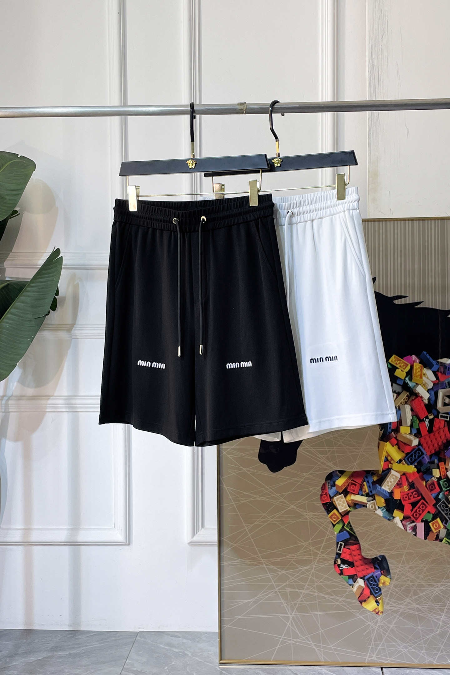NO:847832,Miu Miu-2026ss new casual shorts for spring and summer. Brand classic series. Pure cotton fabric. Excellent comfort and strong touch. The original brand logo is highly recognizable. Customized imported fabric. Fresh color. Fine workmanship. Size M-3xL,,shorts,19860909谬谬-2026ss春夏新款休闲短裤 品牌经典系列 纯棉面料 舒适度极好,手触感强烈.原版品牌logo 辨识度极高 定制进口面料 色泽清新 做工精细 码数 M-3xL,,shorts,,Men's clothing