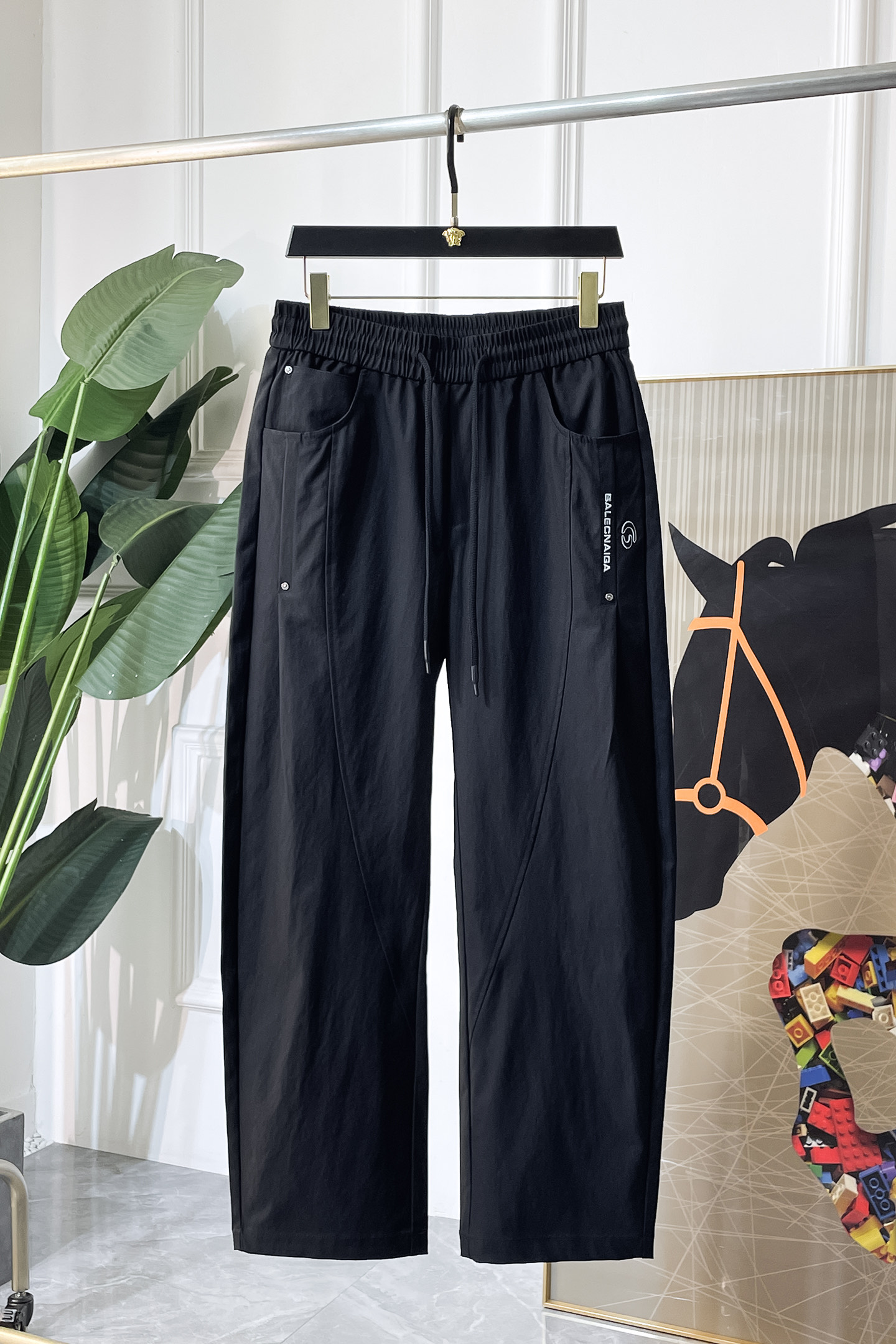 NO:847822,Balenciaga - 2026ss Year of the Horse spring and summer counters simultaneously popular wide-leg casual pants. This season's must-have versatile style, the upper body is extremely outstanding, super versatile style, 1:1 replica of the original version, complete with three labels!  The counter is designed with the latest fashion elements, imported custom-woven high-quality European cotton fabrics, with super good styles, a must-have for casual fashion!  Highly recommended size M-3XL,,balenciaga,19860909巴黎世家 - 2026ss马年春夏专柜同步大爆款阔腿休闲裤,本季必入百搭款式,上身极为出挑,超级百搭款 ,原版1:1复刻,三标齐全！专柜最新时尚元素设计,进口定织高品质欧棉面料,版型超好,休闲时尚必备！强烈推荐款 尺码 M-3XL,,balenciaga,,Men's clothing