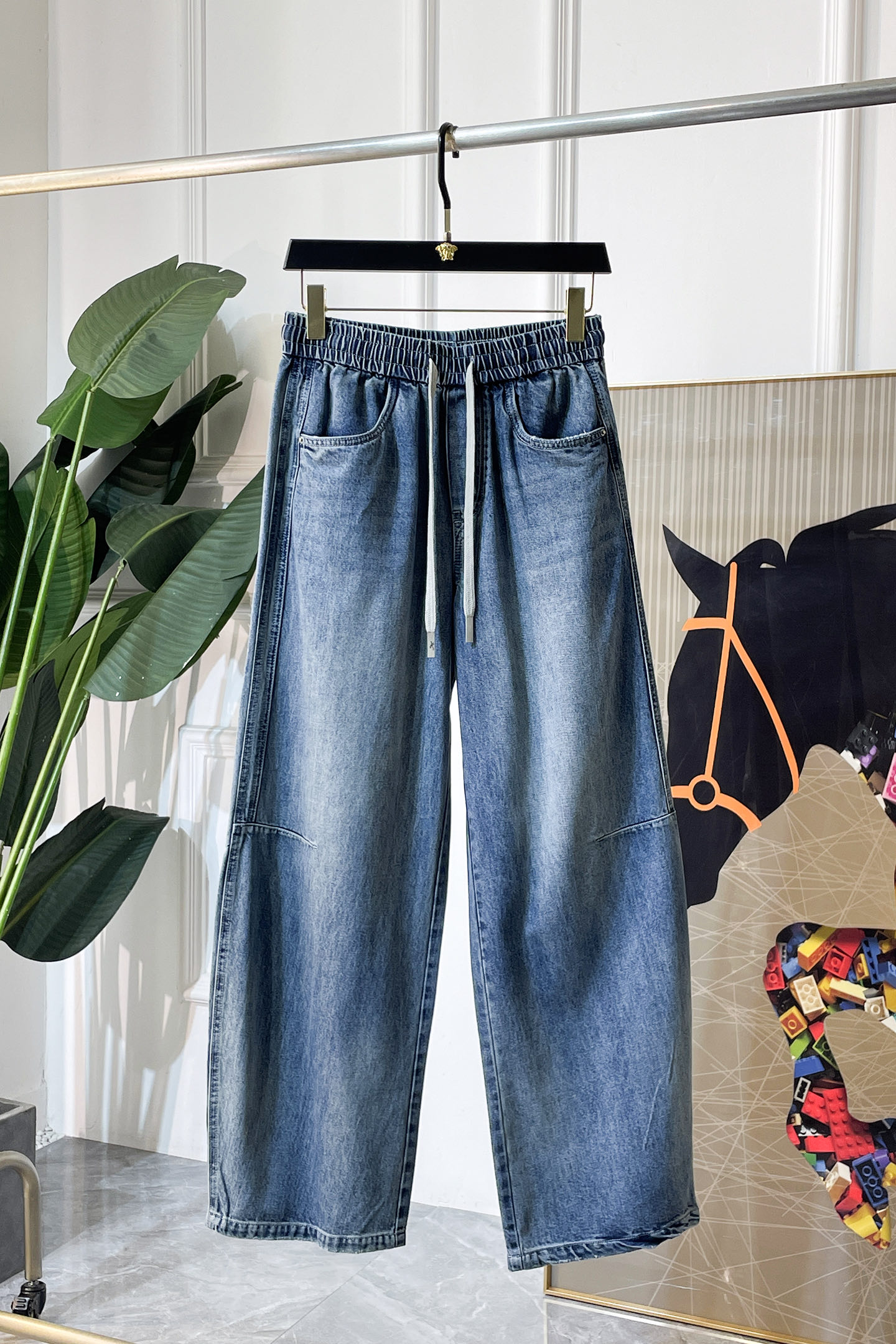 NO:847816,Balenciaga - 2026ss Spring and Summer hot-selling casual jeans for the Year of the Horse. Original 1:1 production, the perfect choice for daily necessities, simple and elegant, fashionable and stylish, customized imported denim fabric, heavy washing process, complex workmanship and exquisite craftsmanship. Easily cater to the needs of the four seasons, soft and elastic to the touch, smooth and neat, original accessories and hardware, the upper body is comfortable, very easy to wear and durable, size S-XXL,, balenciaga, jeans,19860909巴黎世家- 2026ss马年春夏大爆款休闲牛仔裤.原单1:1制作,日常必备的完美之选,简单大气亦时尚有型,定制进口丹宁面料 ,重工洗水工艺,做工复杂工艺精湛.轻松迎合四季需要,手感柔软带弹力,流畅利落,原版辅料五金,上身舒适非常易搭耐看码数S-XXL,,balenciaga,jeans,,Men's clothing
