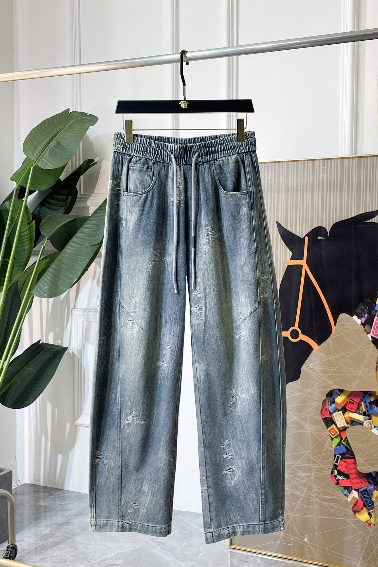 NO:847818,Balenciaga - 2026ss Spring and Summer hot-selling casual jeans for the Year of the Horse. Original 1:1 production, the perfect choice for daily necessities, simple and elegant, fashionable and stylish, customized imported denim fabric, heavy washing process, complex workmanship and exquisite craftsmanship. Easily cater to the needs of the four seasons, soft and elastic to the touch, smooth and neat, original accessories and hardware, the upper body is comfortable, very easy to wear and durable, size M-3XL,, balenciaga, jeans,19860909巴黎世家- 2026ss马年春夏大爆款休闲牛仔裤.原单1:1制作,日常必备的完美之选,简单大气亦时尚有型,定制进口丹宁面料 ,重工洗水工艺,做工复杂工艺精湛.轻松迎合四季需要,手感柔软带弹力,流畅利落,原版辅料五金,上身舒适非常易搭耐看码数M-3XL,,balenciaga,jeans,,Men's clothing
