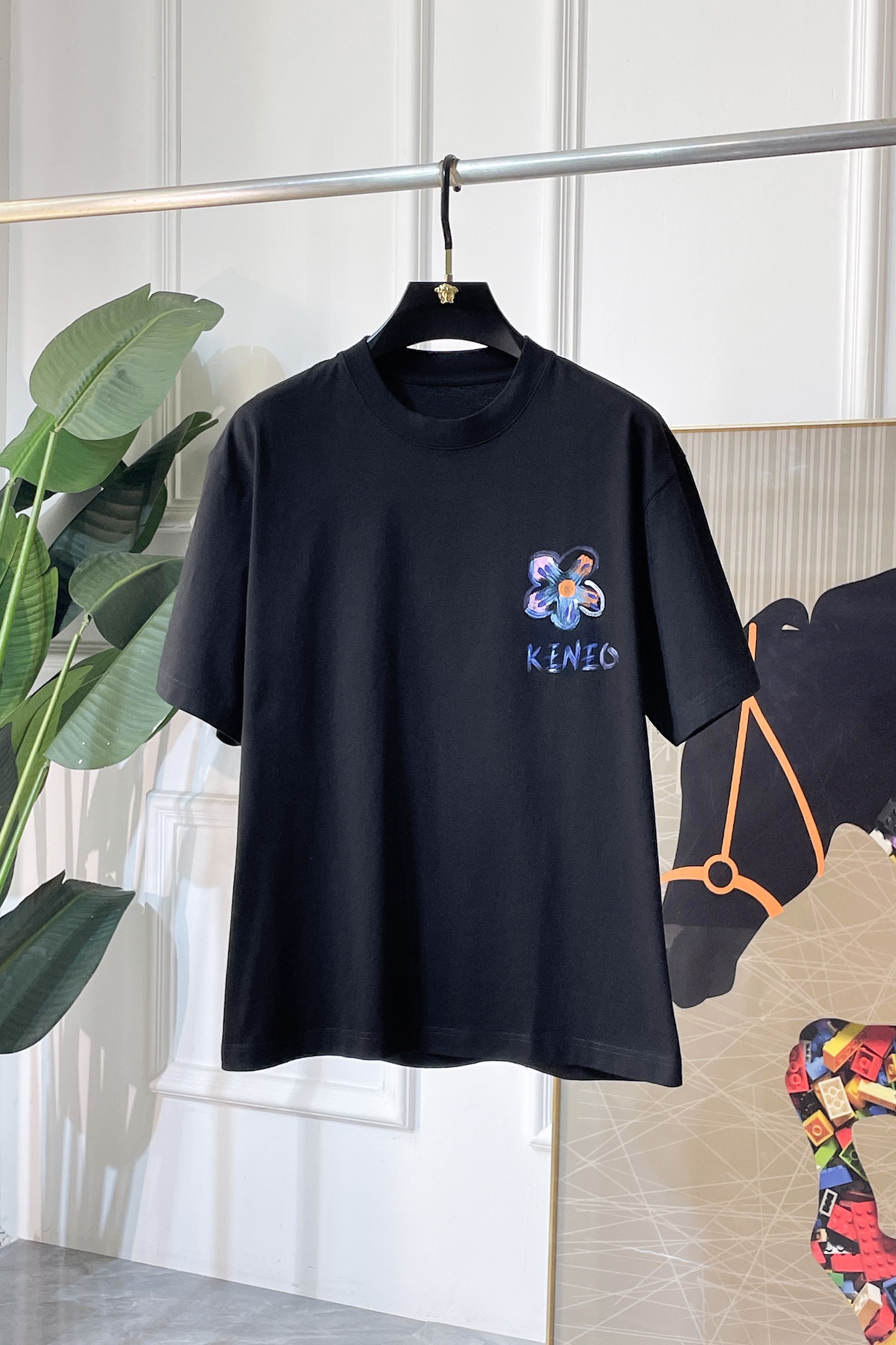 NO:847827,LV - 2026 Year of the Horse spring and summer new men's wide-edition short-sleeved T-shirt, urban casual style, a highly designed item, top-grade foreign merchants provide customized cotton fabrics, extremely comfortable and breathable, positive skin-friendly, subverting the comfort experience brought by traditional fabrics, exquisite craftsmanship and accessories. The brand LOGO pattern on the chest is made with unique craftsmanship, with strong style. Original tailoring, meticulous detail processing better highlights its quality. Loose size M-3XL  The maximum weight you can wear!  ,,louis vuitton,T-shirt,tees,t-shirt,19860909LV - 2026马年春夏新款男士阔版短袖T恤,都市休闲风格,极具设计感的一款单品,顶级外商客供定制棉面料,上手极微舒适透气,亲肤性积极,颠覆传统面料所带来的舒适体验,工艺辅料考究.胸前品牌LOGO图案以独特工艺制作而成,风格性极强.原版剪裁,一丝不苟细节处理更佳彰显其品质.宽松尺码M-3XL 最大可穿斤！,,louis vuitton,T-shirt,tees，t-shirt,,Men's clothing