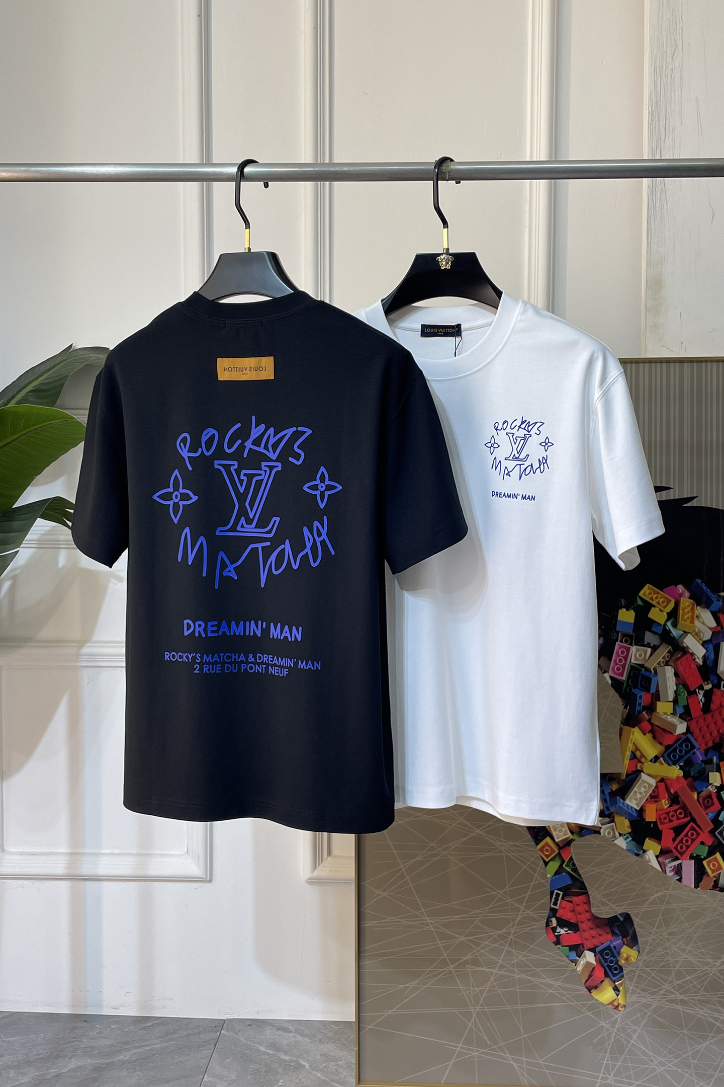 NO:840774,LV - 2026 new spring and summer short-sleeved T-shirts for men and women, available at counters simultaneously!  Customized exclusive pure cotton fabric, letter logo pattern printing design on the chest!  Simple and elegant, easy to match and versatile, extremely high-grade, perfectly integrated into fashion and style, it is a top-notch fashionable style that is perfect for outer wear!  The whole thing gives people a natural feeling!  The ultimate classic versatile short-sleeved T-shirt, using the latest three-dimensional logo elements to highlight the texture!  The ultimate heavy work, the ultimate perfection!  Fans who pursue high quality should rush to buy it by themselves, and we sincerely invite all fans who know the goods to appreciate this model together!  !  Sizes S-3XL can fit up to 220 pounds!  ,,louis vuitton,T-shirt,tees,t-shirt,19860909LV -2026春夏新款男女同款短袖T恤,专柜同步发售！定制专属纯棉面料,胸前字母logo图案印花工艺设计！简约大方,从容百搭,档次极高,完美融入时尚还有风情感一款完美符合外穿的顶尖时髦气质款！整体给人浑然天成的感觉！极致经典的百搭型短袖T恤,采用最新的立体logo元素凸显质感！极致的重工极致的完美！追求高品质的粉丝们请自行抢购,诚邀所有识货的粉丝一同鉴赏此款！！尺码S-3XL 最大可穿220斤！,,louis vuitton,T-shirt,tees，t-shirt,,Men's clothing