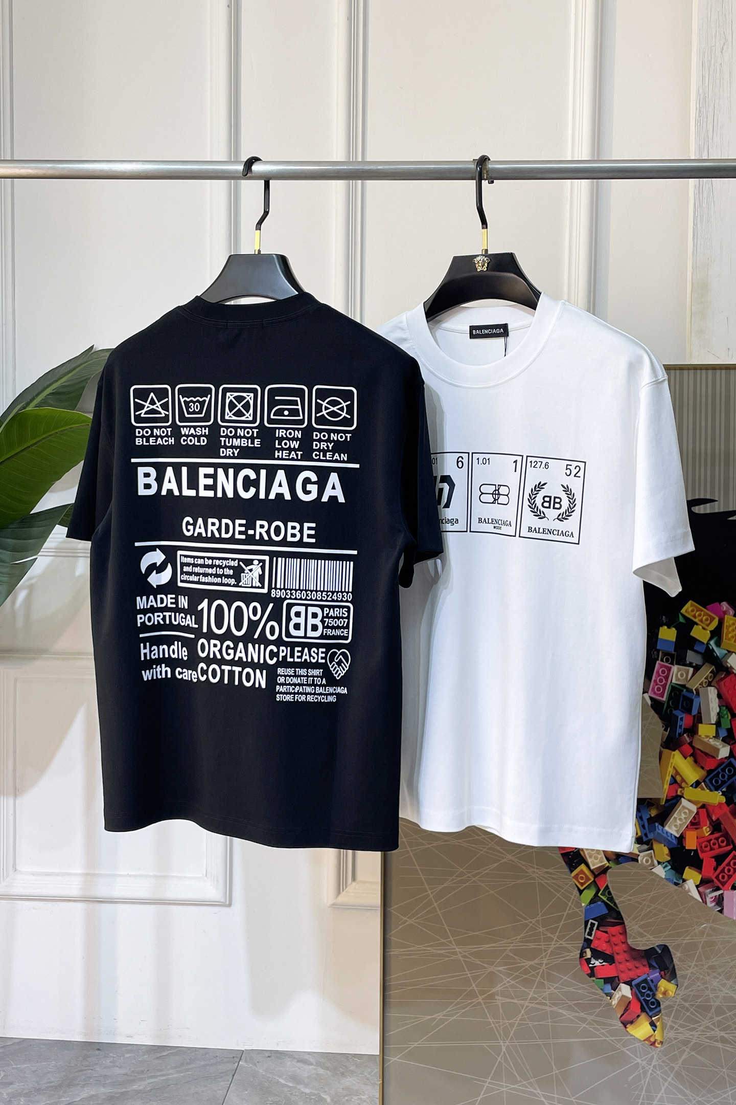 NO:840778,Balenciaga - 2026 spring and summer new short-sleeved T-shirts for men and women, available at counters simultaneously!  Customized exclusive pure cotton fabric, letter logo pattern printing design on the chest!  Simple and elegant, easy to match and versatile, extremely high-grade, perfectly integrated into fashion and style, it is a top-notch fashionable style that is perfect for outer wear!  The whole thing gives people a natural feeling!  The ultimate classic versatile short-sleeved T-shirt, using the latest three-dimensional logo elements to highlight the texture!  The ultimate heavy work, the ultimate perfection!  Fans who pursue high quality should rush to buy it by themselves, and we sincerely invite all fans who know the goods to appreciate this model together!  !  Sizes S-3XL can fit up to 220 pounds!  ,,balenciaga,T-shirt,tees,t-shirt,19860909巴黎世家 -2026春夏新款男女同款短袖T恤,专柜同步发售！定制专属纯棉面料,胸前字母logo图案印花工艺设计！简约大方,从容百搭,档次极高,完美融入时尚还有风情感一款完美符合外穿的顶尖时髦气质款！整体给人浑然天成的感觉！极致经典的百搭型短袖T恤,采用最新的立体logo元素凸显质感！极致的重工极致的完美！追求高品质的粉丝们请自行抢购,诚邀所有识货的粉丝一同鉴赏此款！！尺码S-3XL 最大可穿220斤！,,balenciaga,T-shirt,tees，t-shirt,,Men's clothing